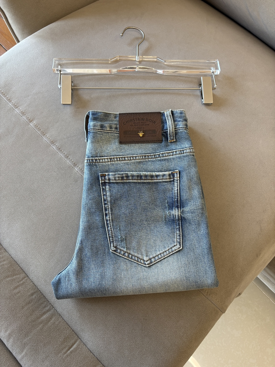 专柜🆕2026春夏设计推荐 热卖牛仔裤🆕柔软亲肤面料 奢华头层牛皮腰牌 经典蓝洗水 专柜限量款 奢华感订