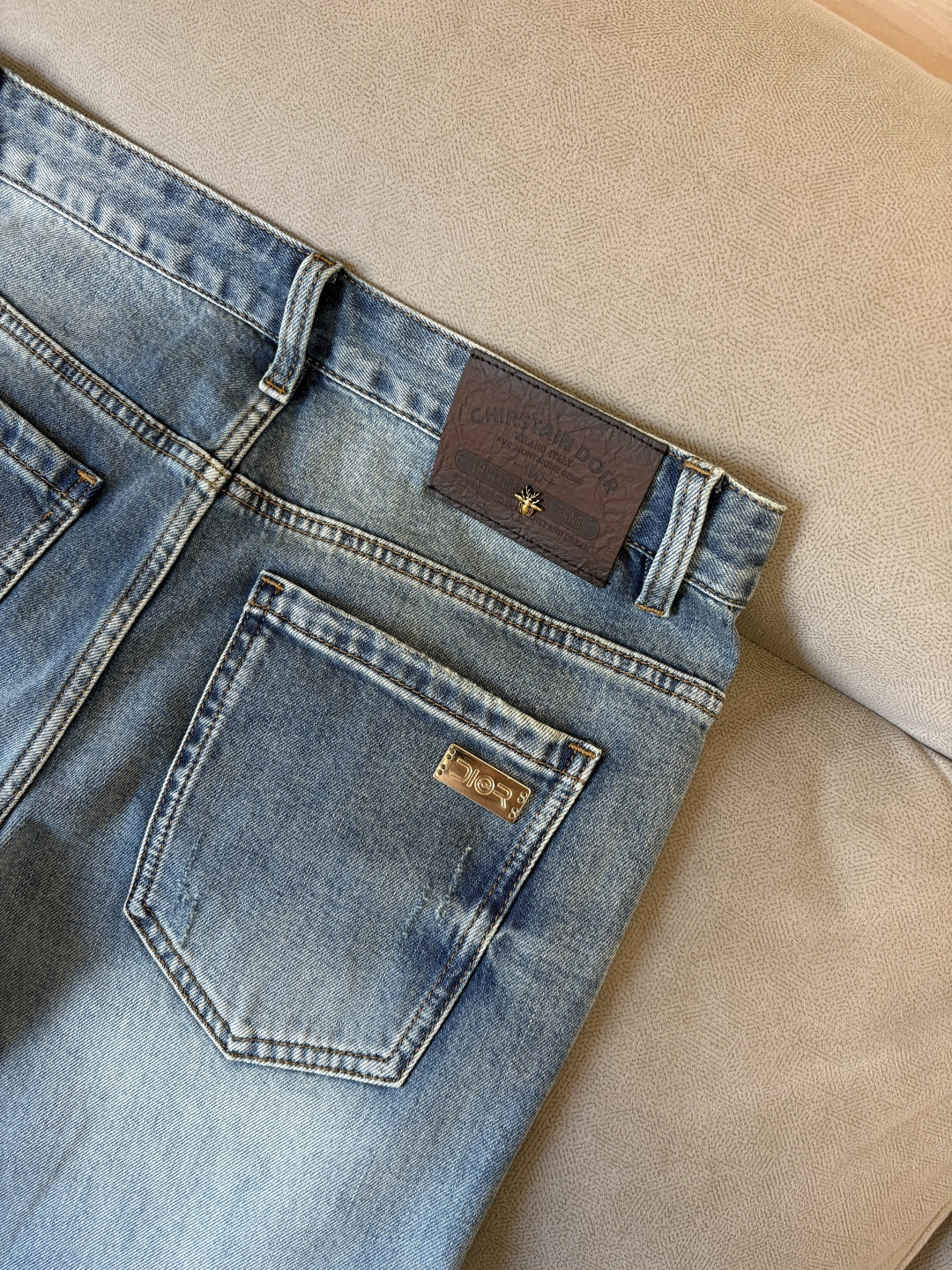 专柜🆕2026春夏设计推荐 热卖牛仔裤🆕柔软亲肤面料 奢华头层牛皮腰牌 经典蓝洗水 专柜限量款 奢华感订