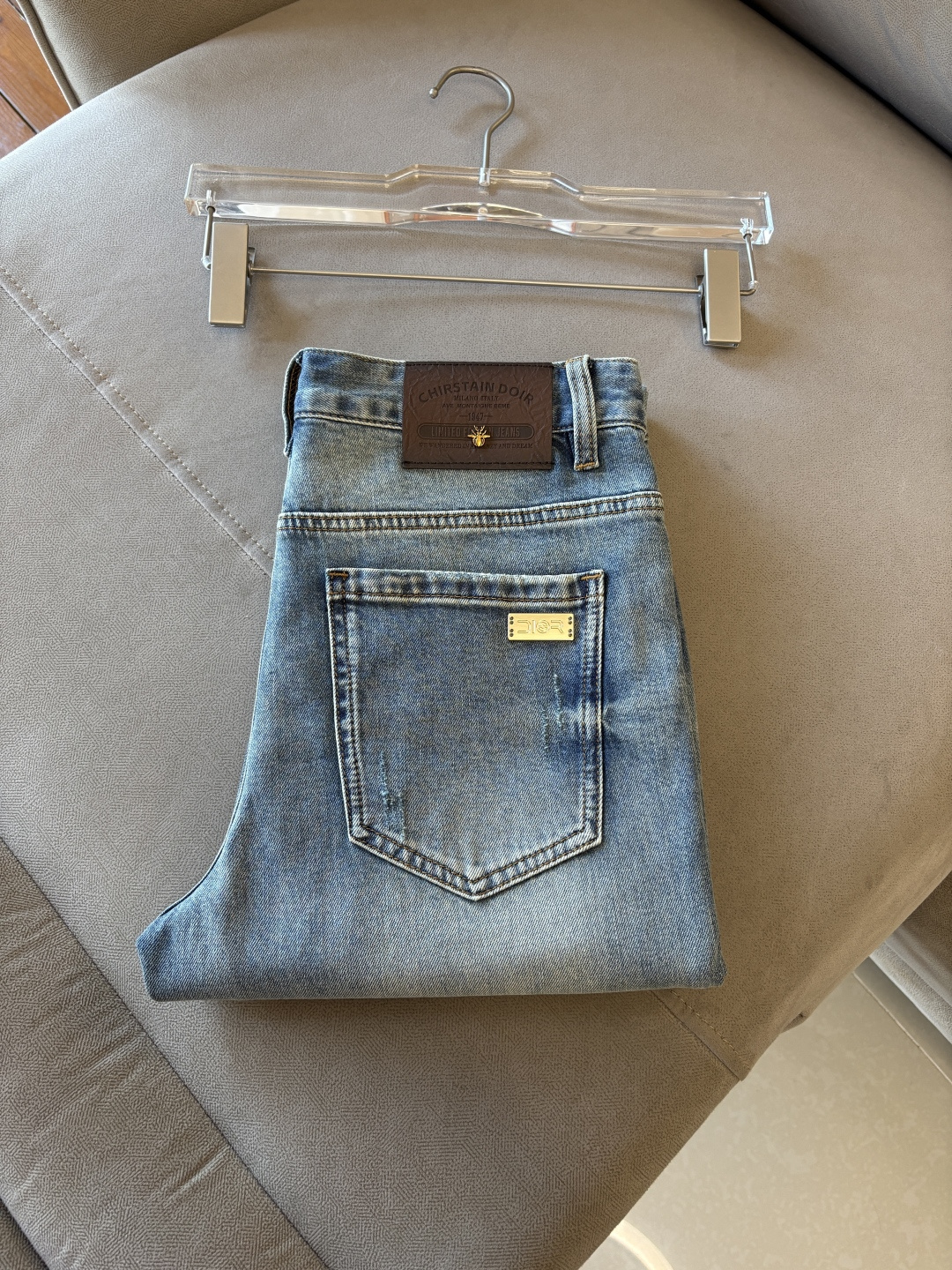 专柜🆕2026春夏设计推荐 热卖牛仔裤🆕柔软亲肤面料 奢华头层牛皮腰牌 经典蓝洗水 专柜限量款 奢华感订