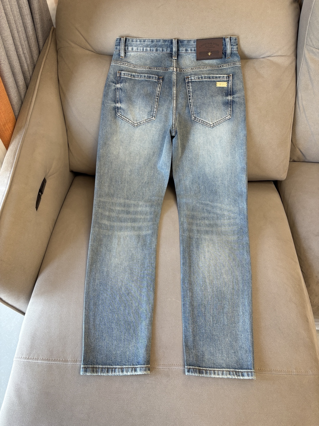 专柜🆕2026春夏设计推荐 热卖牛仔裤🆕柔软亲肤面料 奢华头层牛皮腰牌 经典蓝洗水 专柜限量款 奢华感订