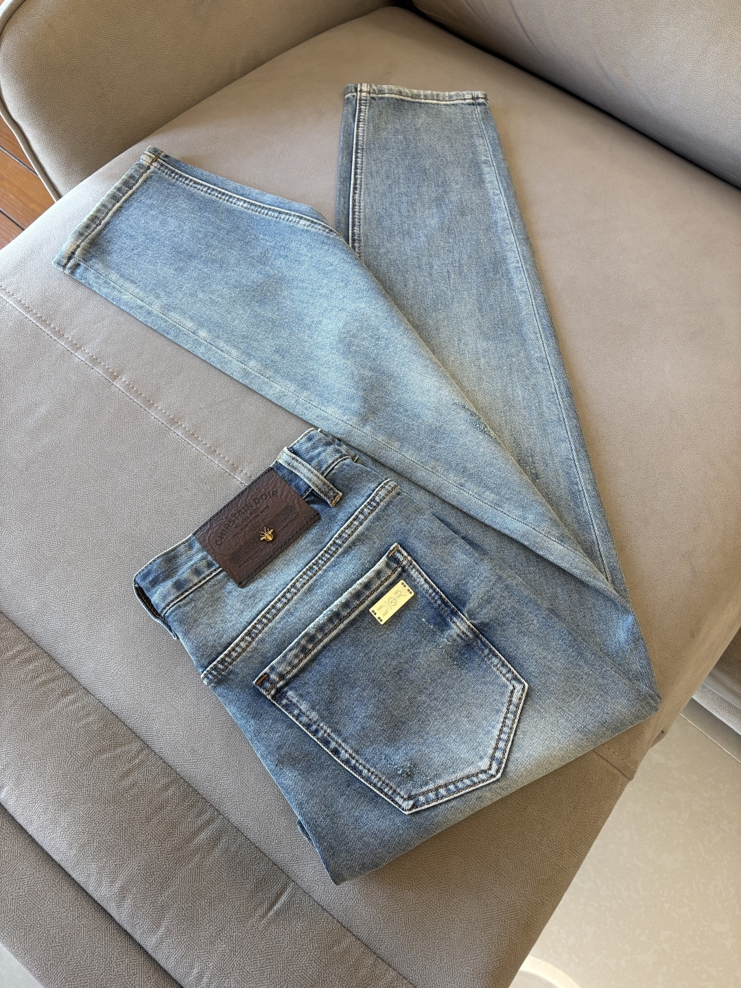专柜🆕2026春夏设计推荐 热卖牛仔裤🆕柔软亲肤面料 奢华头层牛皮腰牌 经典蓝洗水 专柜限量款 奢华感订