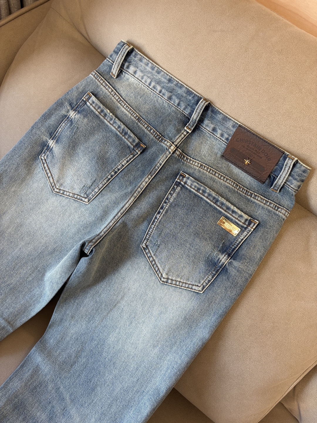 专柜🆕2026春夏设计推荐 热卖牛仔裤🆕柔软亲肤面料 奢华头层牛皮腰牌 经典蓝洗水 专柜限量款 奢华感订