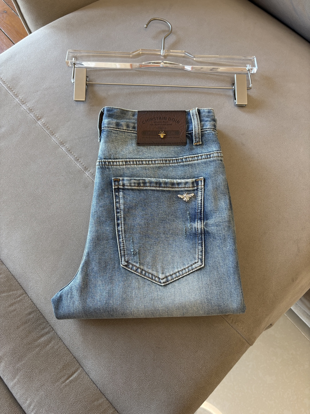 专柜🆕2026春夏设计推荐 热卖牛仔裤🆕柔软亲肤面料 奢华头层牛皮腰牌 经典蓝洗水 专柜限量款 奢华感订