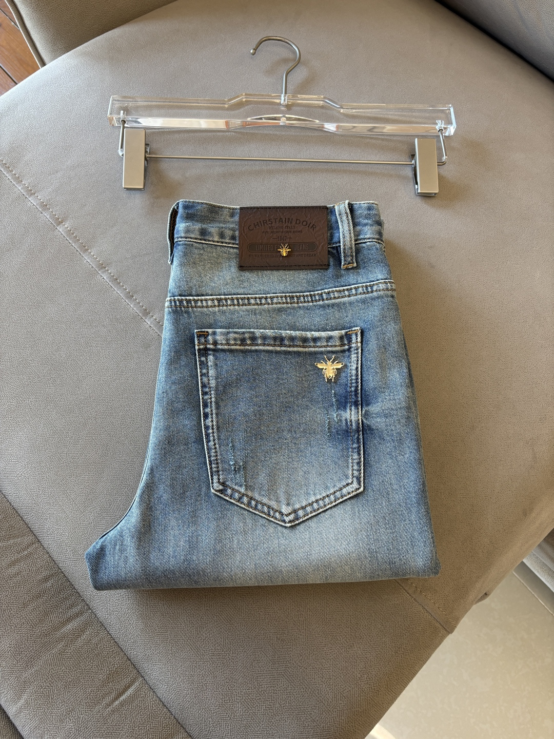 专柜🆕2026春夏设计推荐 热卖牛仔裤🆕柔软亲肤面料 奢华头层牛皮腰牌 经典蓝洗水 专柜限量款 奢华感订