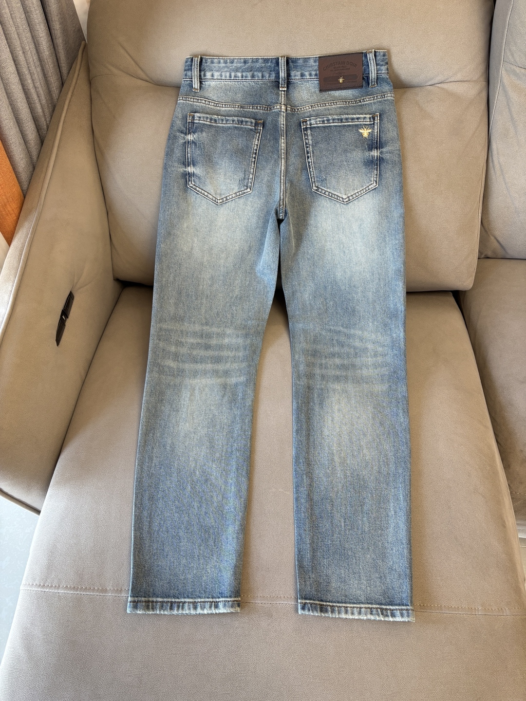 专柜🆕2026春夏设计推荐 热卖牛仔裤🆕柔软亲肤面料 奢华头层牛皮腰牌 经典蓝洗水 专柜限量款 奢华感订