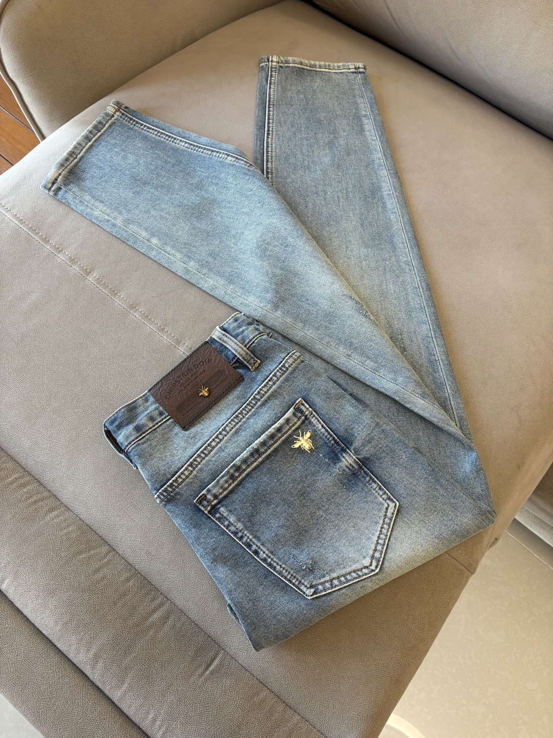 专柜🆕2026春夏设计推荐 热卖牛仔裤🆕柔软亲肤面料 奢华头层牛皮腰牌 经典蓝洗水 专柜限量款 奢华感订
