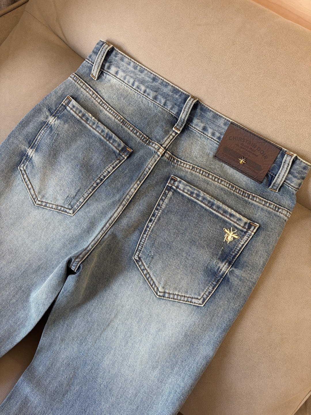 专柜🆕2026春夏设计推荐 热卖牛仔裤🆕柔软亲肤面料 奢华头层牛皮腰牌 经典蓝洗水 专柜限量款 奢华感订