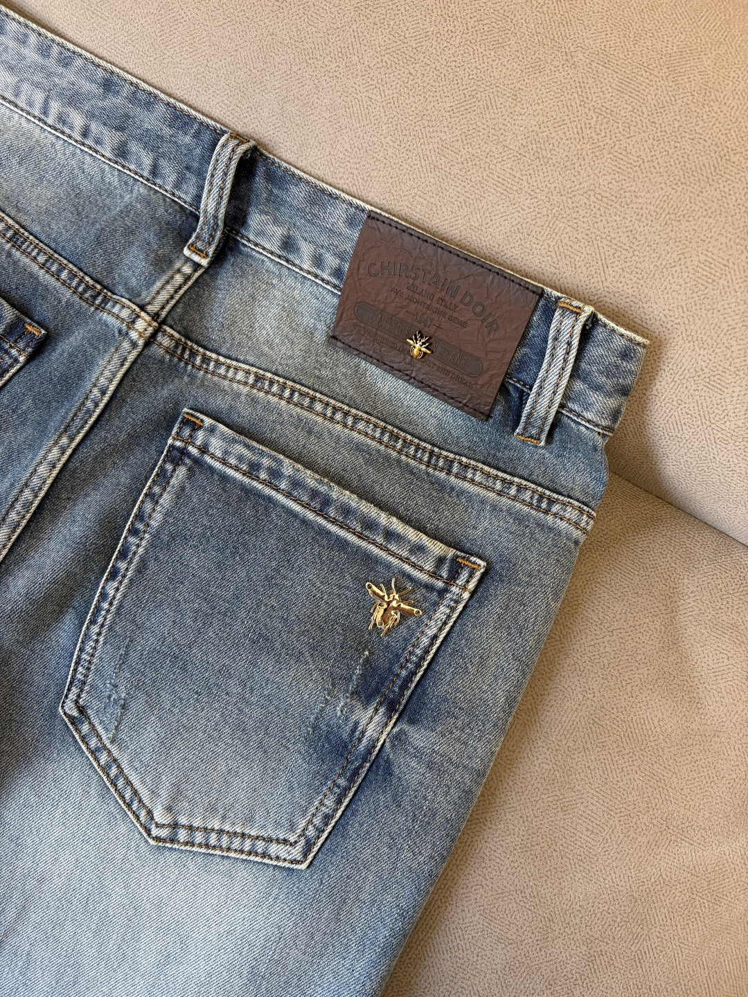 专柜🆕2026春夏设计推荐 热卖牛仔裤🆕柔软亲肤面料 奢华头层牛皮腰牌 经典蓝洗水 专柜限量款 奢华感订