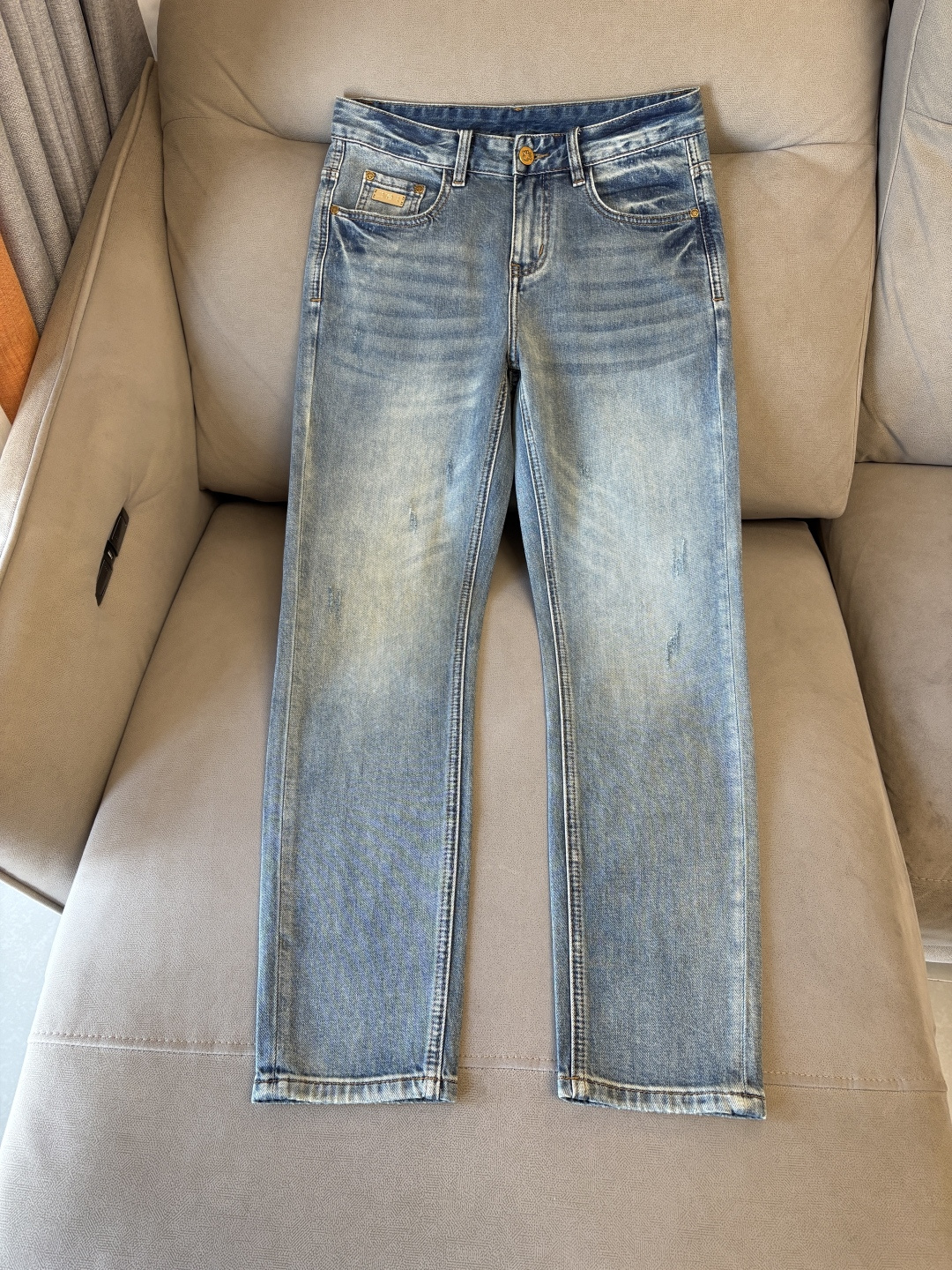 专柜🆕2026春夏设计推荐 热卖牛仔裤🆕柔软亲肤面料 奢华头层牛皮腰牌 经典蓝洗水 专柜限量款 奢华感订