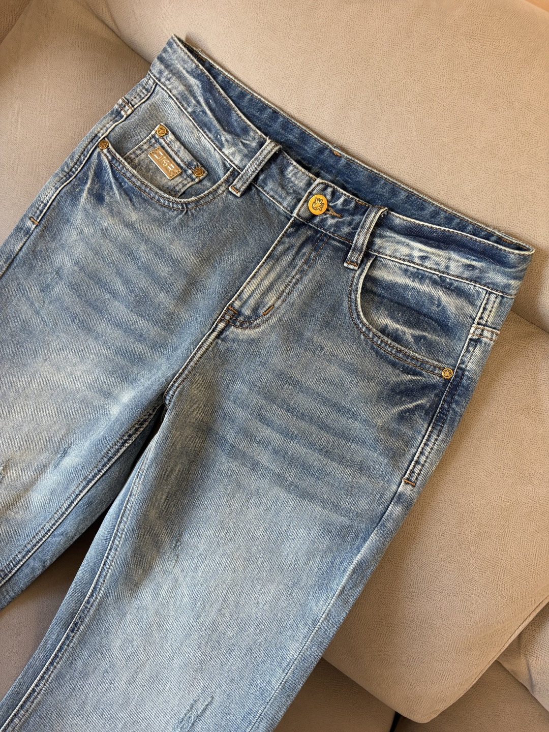 专柜🆕2026春夏设计推荐 热卖牛仔裤🆕柔软亲肤面料 奢华头层牛皮腰牌 经典蓝洗水 专柜限量款 奢华感订