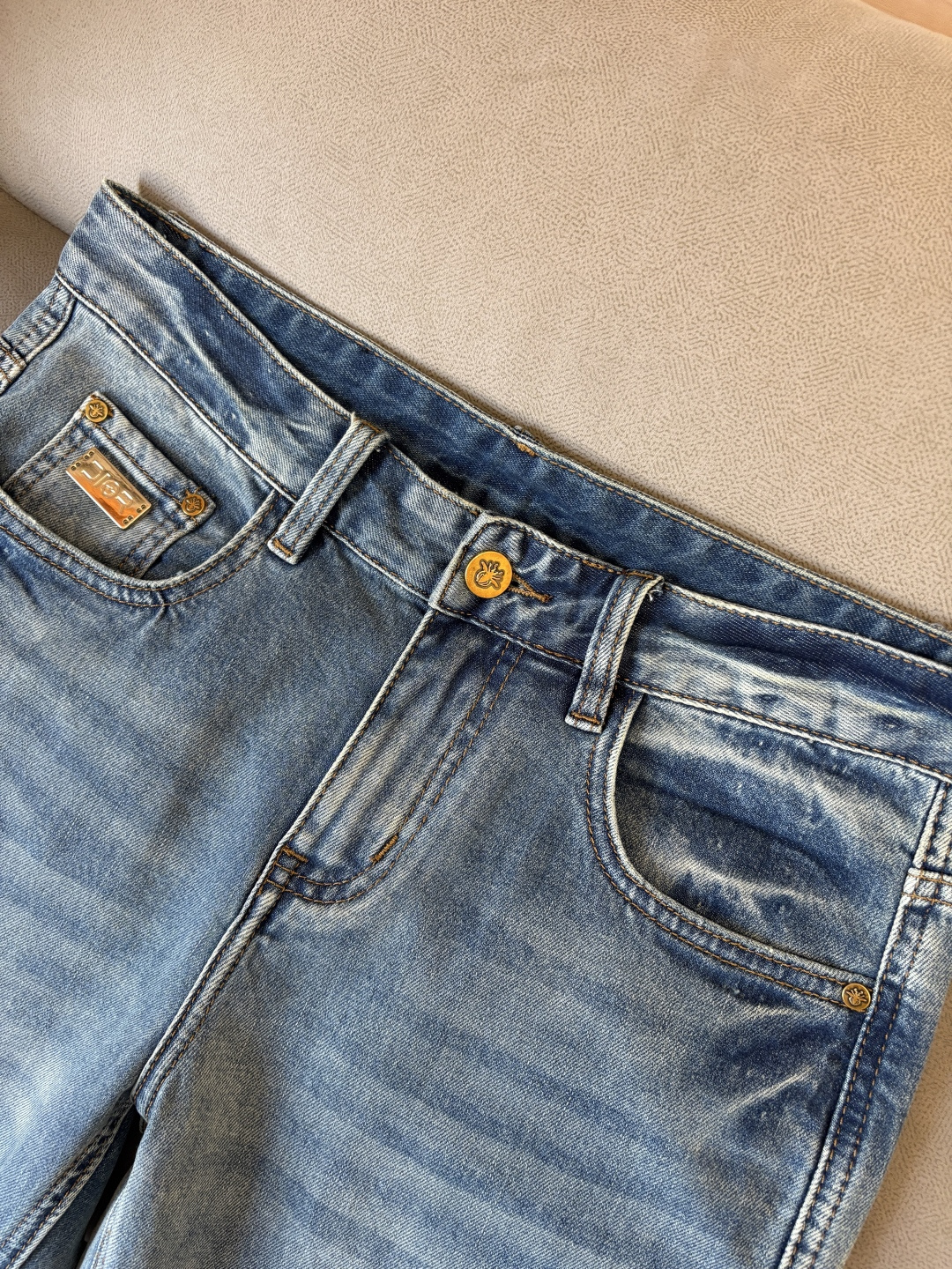 专柜🆕2026春夏设计推荐 热卖牛仔裤🆕柔软亲肤面料 奢华头层牛皮腰牌 经典蓝洗水 专柜限量款 奢华感订