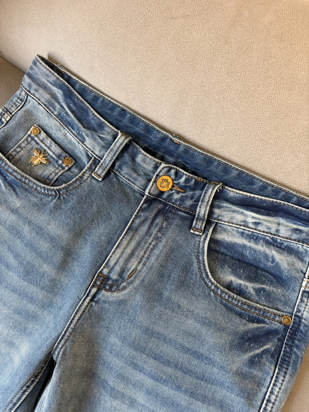 专柜🆕2026春夏设计推荐 热卖牛仔裤🆕柔软亲肤面料 奢华头层牛皮腰牌 经典蓝洗水 专柜限量款 奢华感订