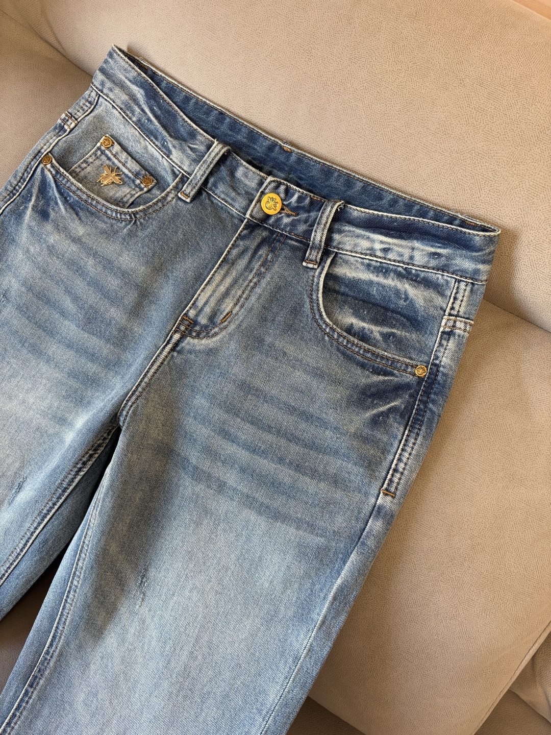 专柜🆕2026春夏设计推荐 热卖牛仔裤🆕柔软亲肤面料 奢华头层牛皮腰牌 经典蓝洗水 专柜限量款 奢华感订