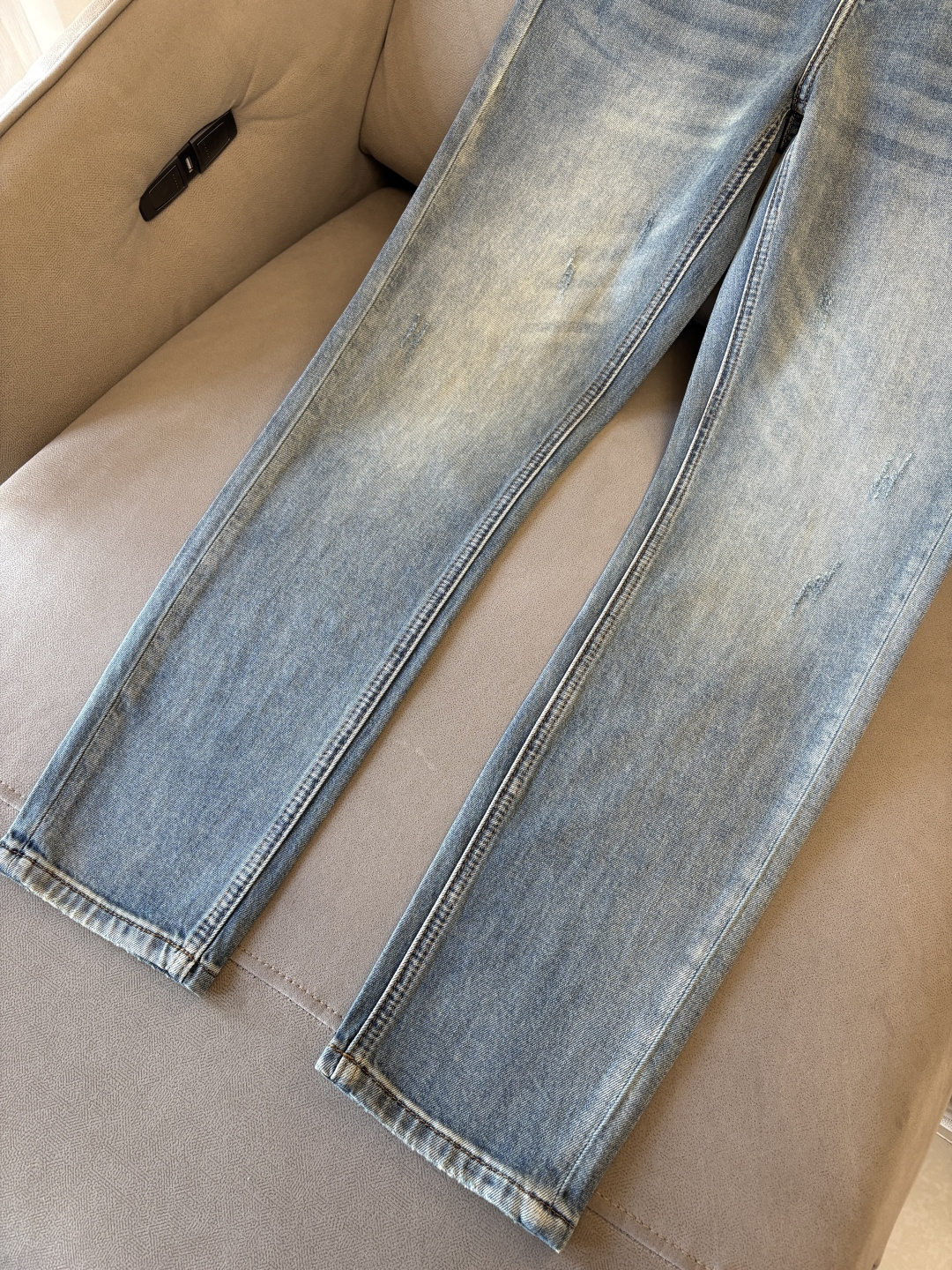 专柜🆕2026春夏设计推荐 热卖牛仔裤🆕柔软亲肤面料 奢华头层牛皮腰牌 经典蓝洗水 专柜限量款 奢华感订