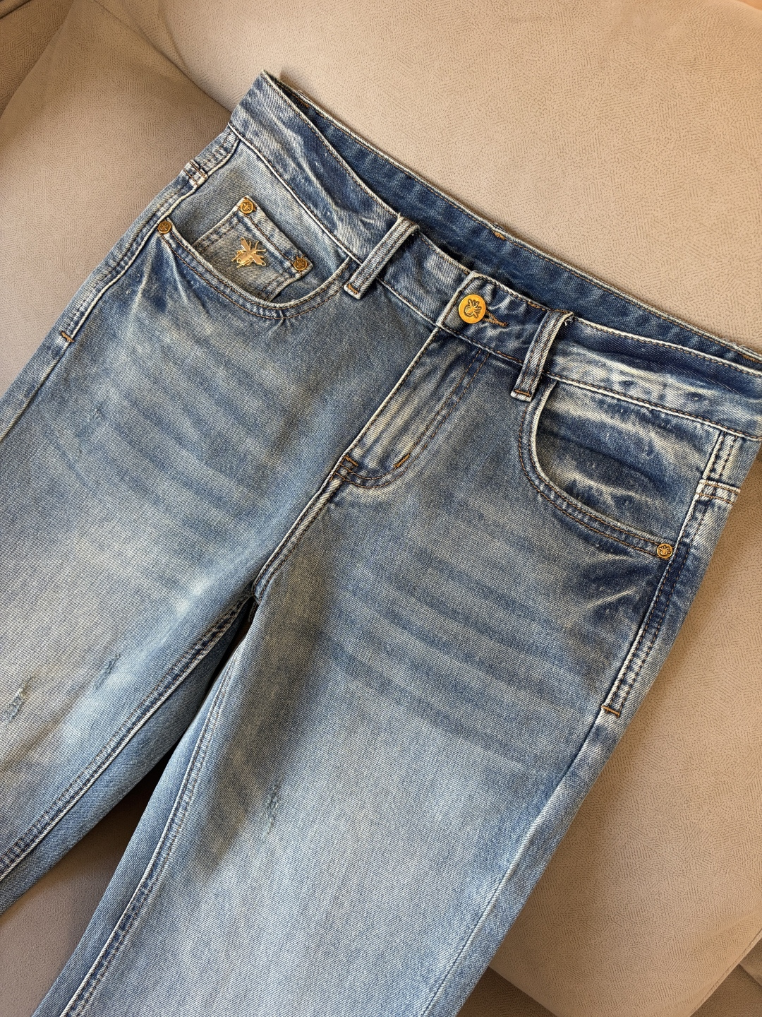 专柜🆕2026春夏设计推荐 热卖牛仔裤🆕柔软亲肤面料 奢华头层牛皮腰牌 经典蓝洗水 专柜限量款 奢华感订