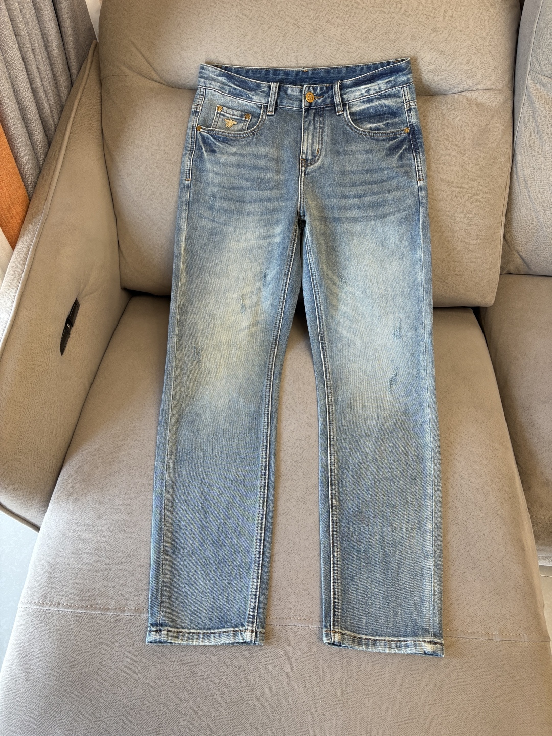 专柜🆕2026春夏设计推荐 热卖牛仔裤🆕柔软亲肤面料 奢华头层牛皮腰牌 经典蓝洗水 专柜限量款 奢华感订