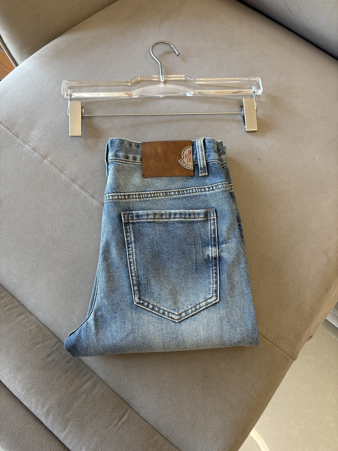 专柜🆕2026春夏设计推荐 热卖牛仔裤🆕柔软亲肤面料 奢华头层牛皮腰牌 经典蓝洗水 专柜限量款 奢华感订
