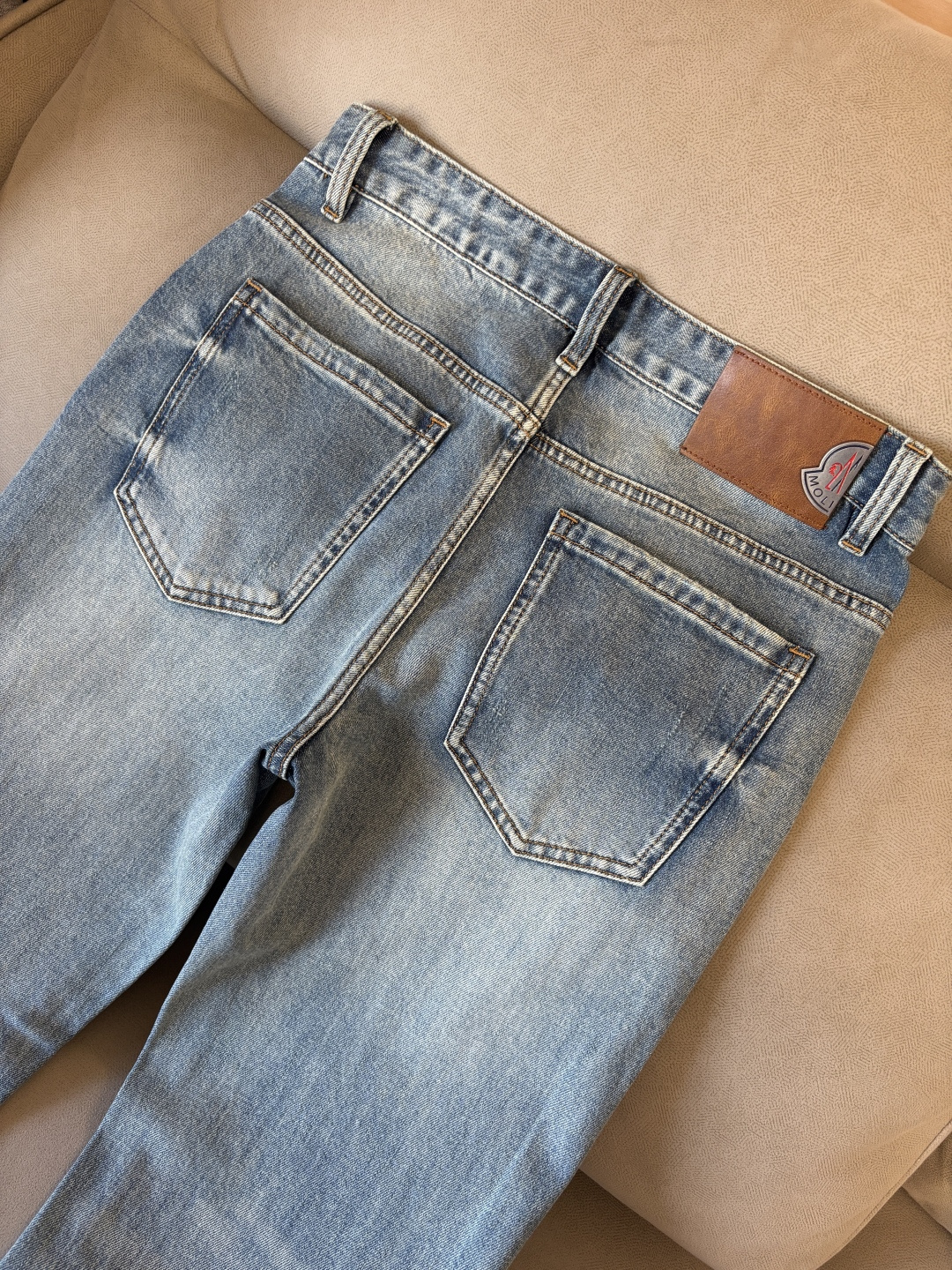 专柜🆕2026春夏设计推荐 热卖牛仔裤🆕柔软亲肤面料 奢华头层牛皮腰牌 经典蓝洗水 专柜限量款 奢华感订