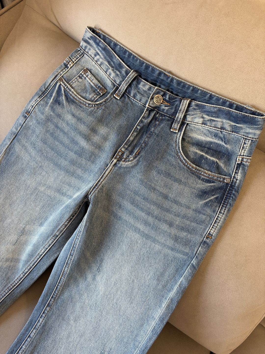 专柜🆕2026春夏设计推荐 热卖牛仔裤🆕柔软亲肤面料 奢华头层牛皮腰牌 经典蓝洗水 专柜限量款 奢华感订