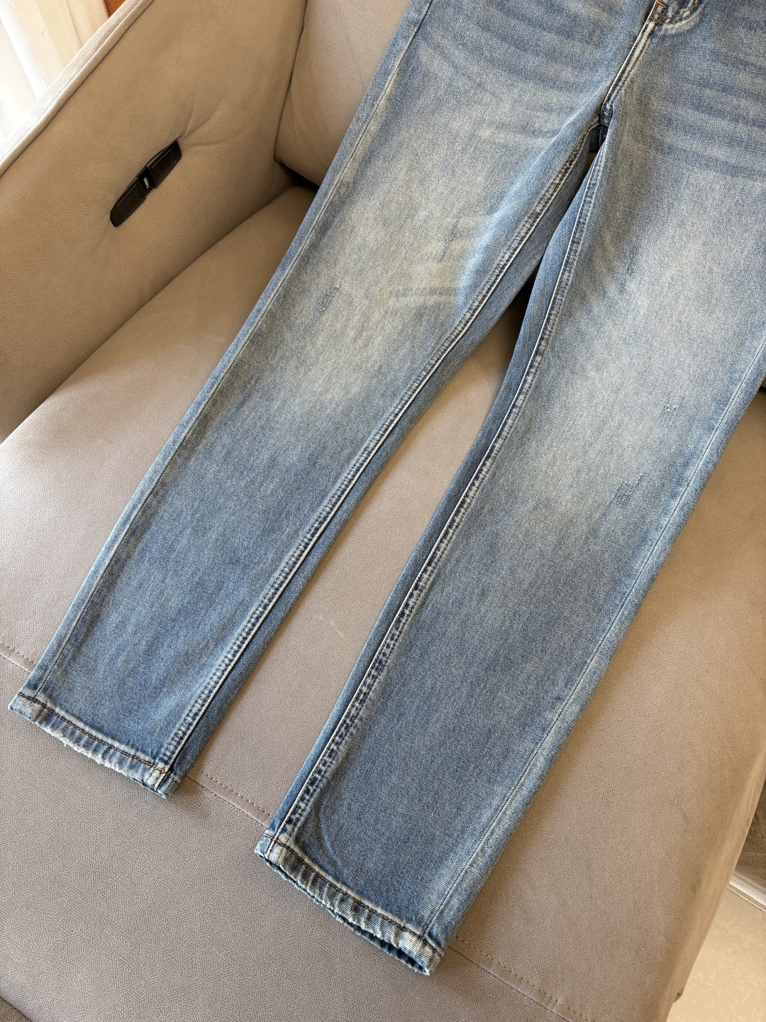 专柜🆕2026春夏设计推荐 热卖牛仔裤🆕柔软亲肤面料 奢华头层牛皮腰牌 经典蓝洗水 专柜限量款 奢华感订