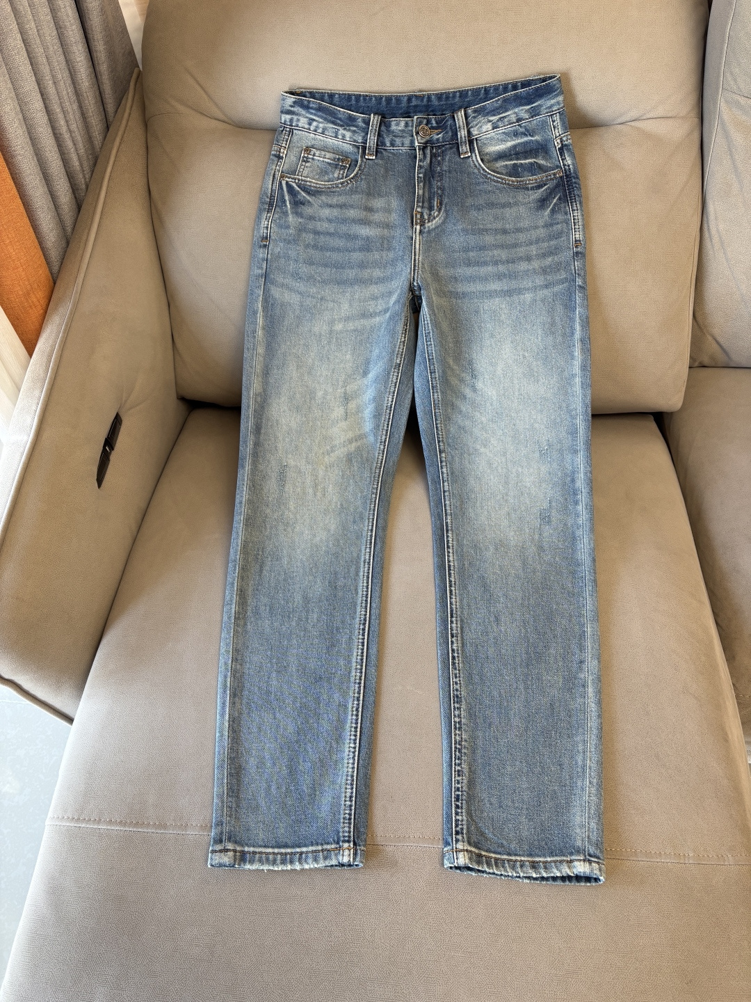 专柜🆕2026春夏设计推荐 热卖牛仔裤🆕柔软亲肤面料 奢华头层牛皮腰牌 经典蓝洗水 专柜限量款 奢华感订