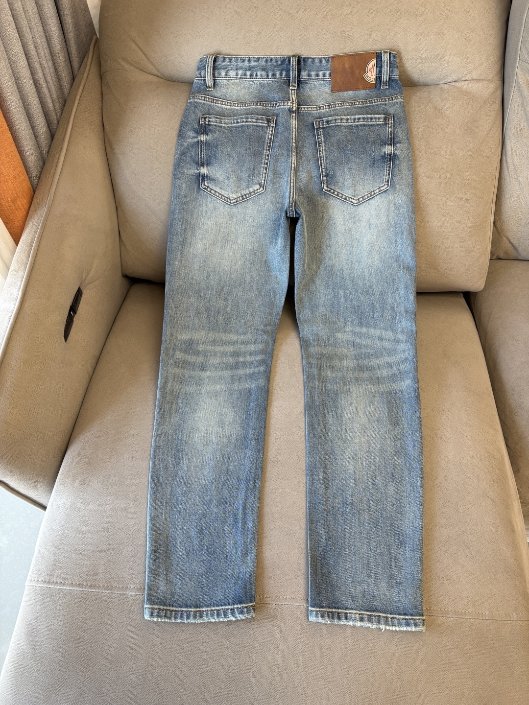 专柜🆕2026春夏设计推荐 热卖牛仔裤🆕柔软亲肤面料 奢华头层牛皮腰牌 经典蓝洗水 专柜限量款 奢华感订