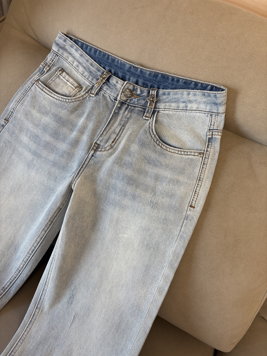 专柜🆕2026春夏设计推荐 热卖牛仔裤🆕柔软亲肤面料 奢华头层牛皮腰牌 经典蓝洗水 专柜限量款 奢华感订