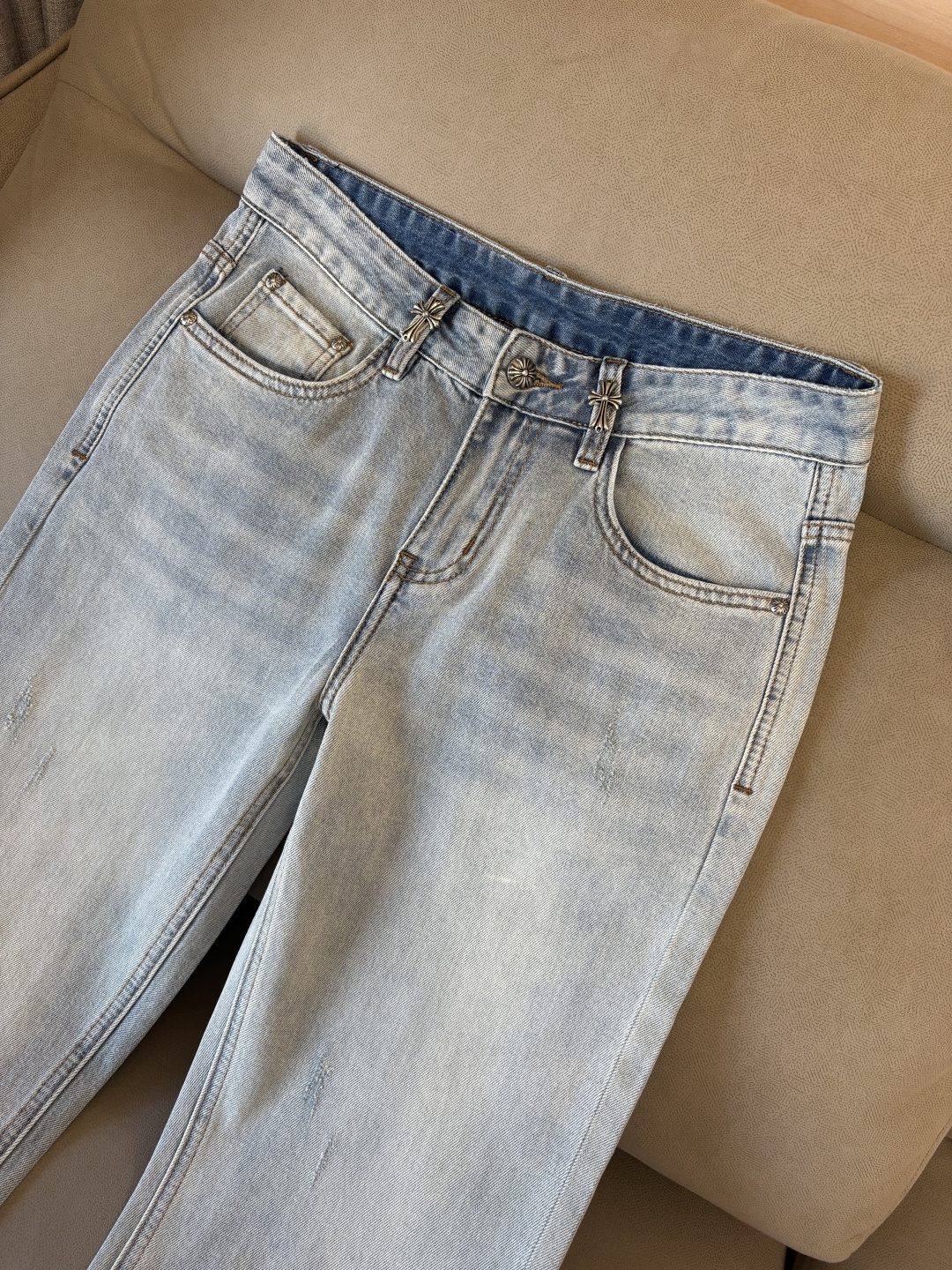 专柜🆕2026春夏设计推荐 热卖牛仔裤🆕柔软亲肤面料 奢华头层牛皮腰牌 经典蓝洗水 专柜限量款 奢华感订