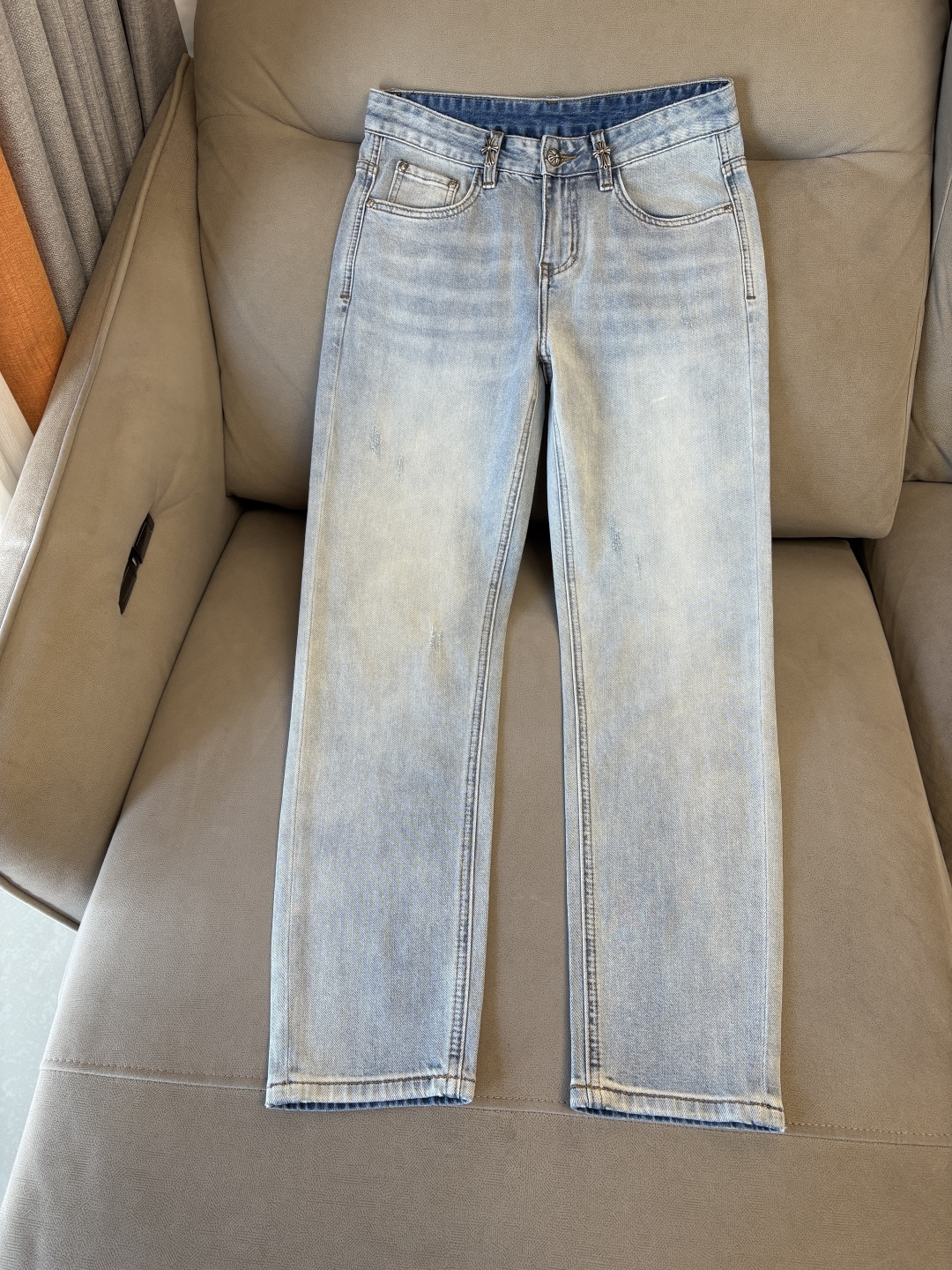 专柜🆕2026春夏设计推荐 热卖牛仔裤🆕柔软亲肤面料 奢华头层牛皮腰牌 经典蓝洗水 专柜限量款 奢华感订