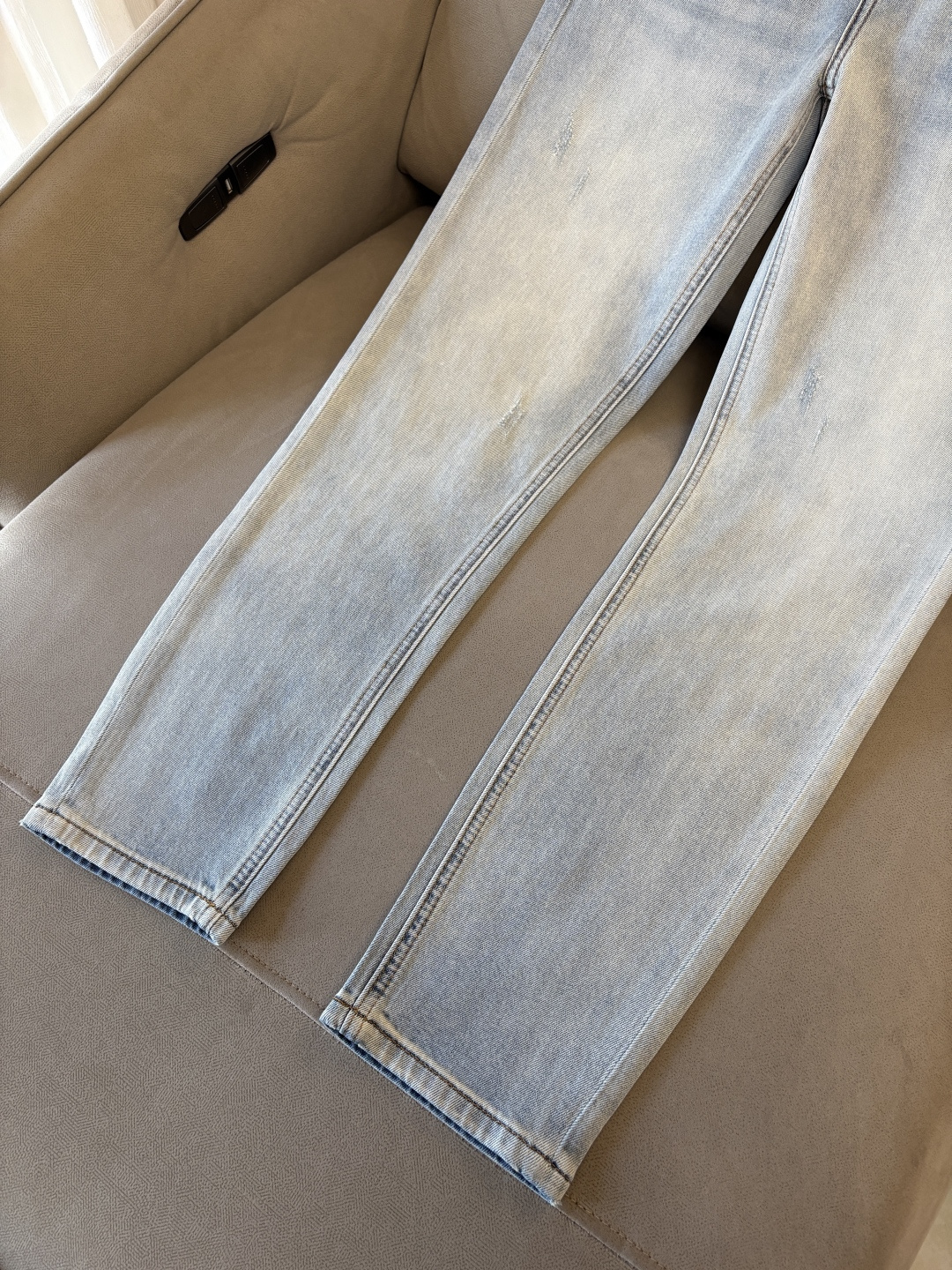 专柜🆕2026春夏设计推荐 热卖牛仔裤🆕柔软亲肤面料 奢华头层牛皮腰牌 经典蓝洗水 专柜限量款 奢华感订