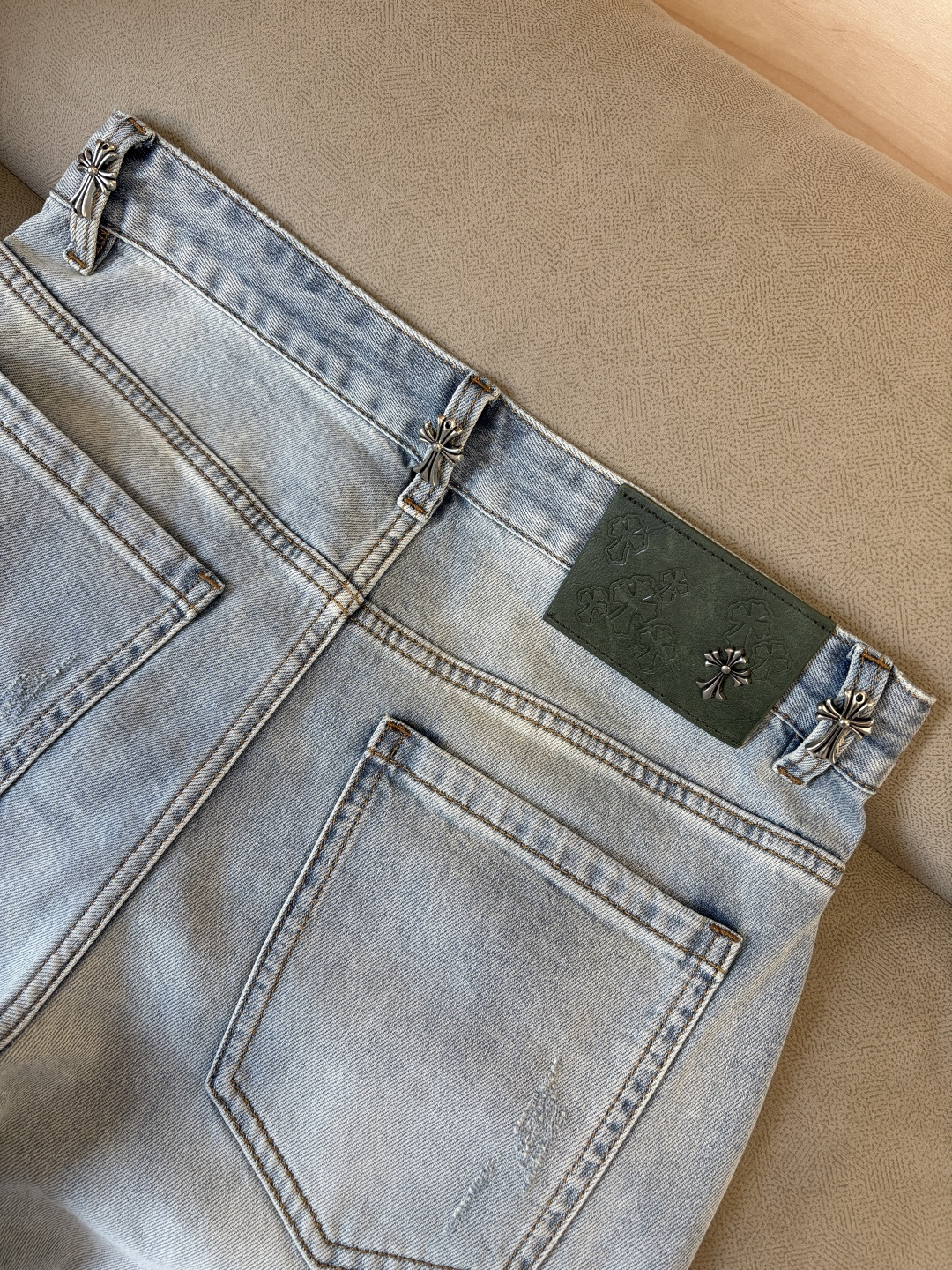 专柜🆕2026春夏设计推荐 热卖牛仔裤🆕柔软亲肤面料 奢华头层牛皮腰牌 经典蓝洗水 专柜限量款 奢华感订