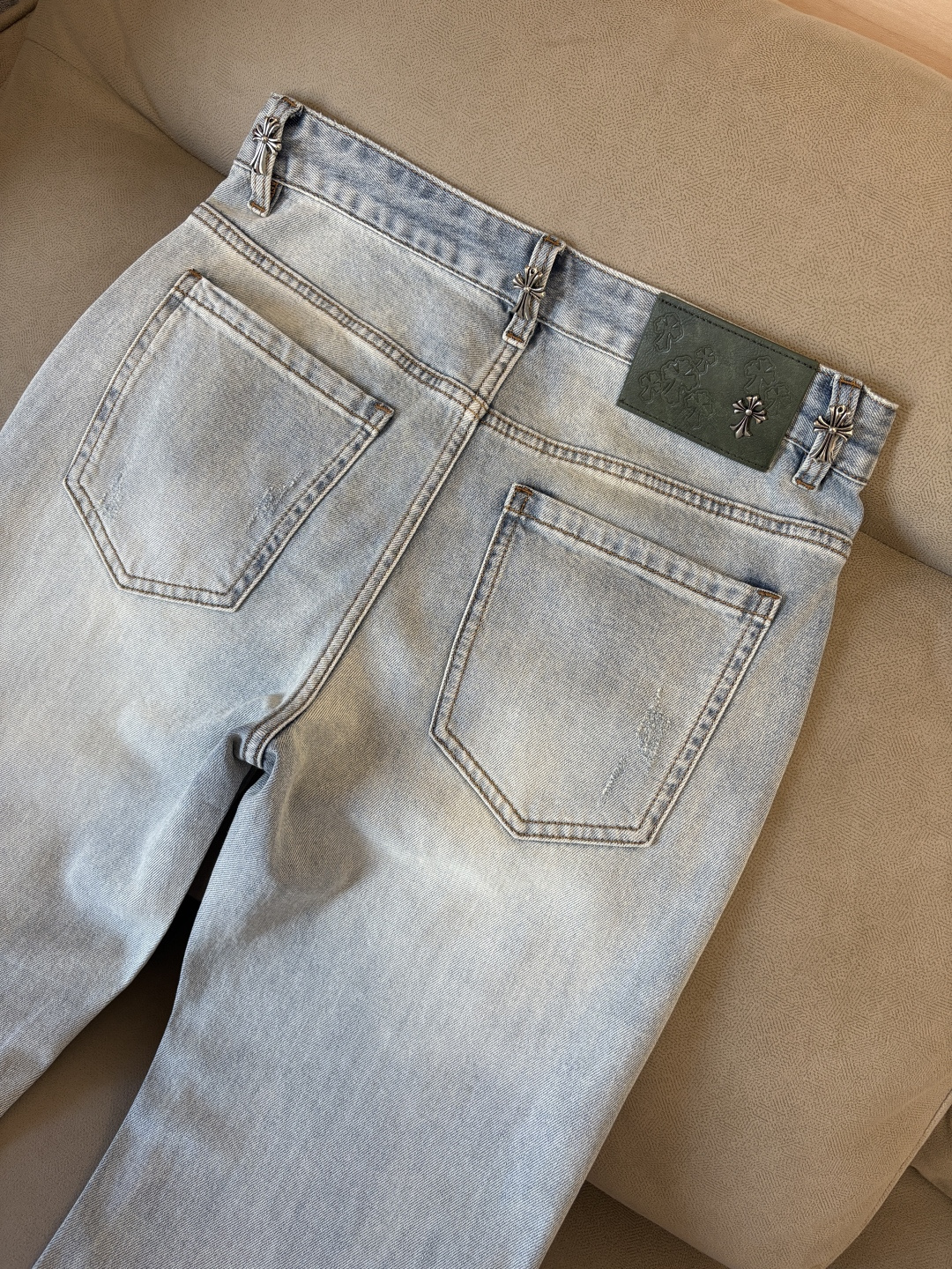 专柜🆕2026春夏设计推荐 热卖牛仔裤🆕柔软亲肤面料 奢华头层牛皮腰牌 经典蓝洗水 专柜限量款 奢华感订