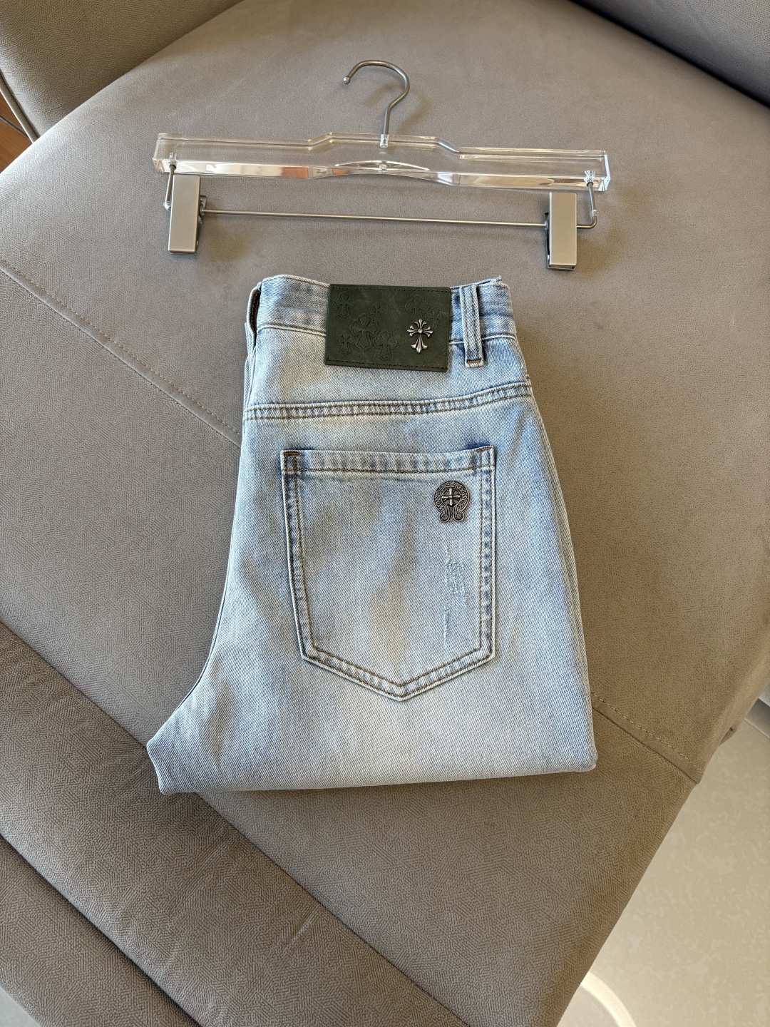 专柜🆕2026春夏设计推荐 热卖牛仔裤🆕柔软亲肤面料 奢华头层牛皮腰牌 经典蓝洗水 专柜限量款 奢华感订