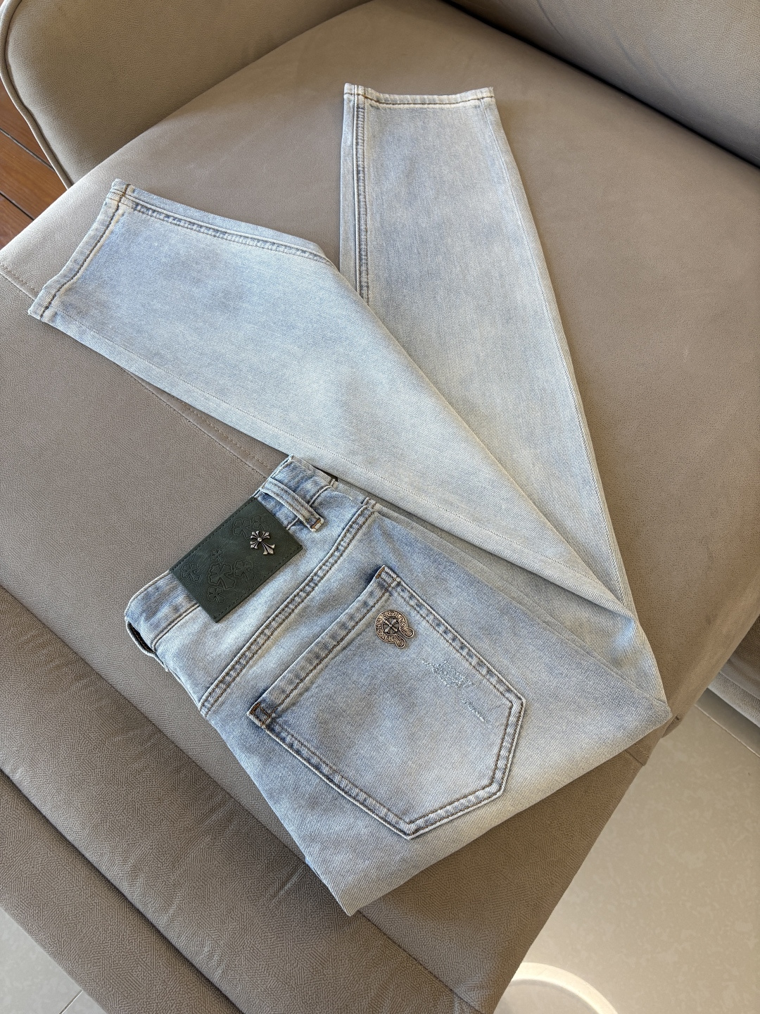 专柜🆕2026春夏设计推荐 热卖牛仔裤🆕柔软亲肤面料 奢华头层牛皮腰牌 经典蓝洗水 专柜限量款 奢华感订