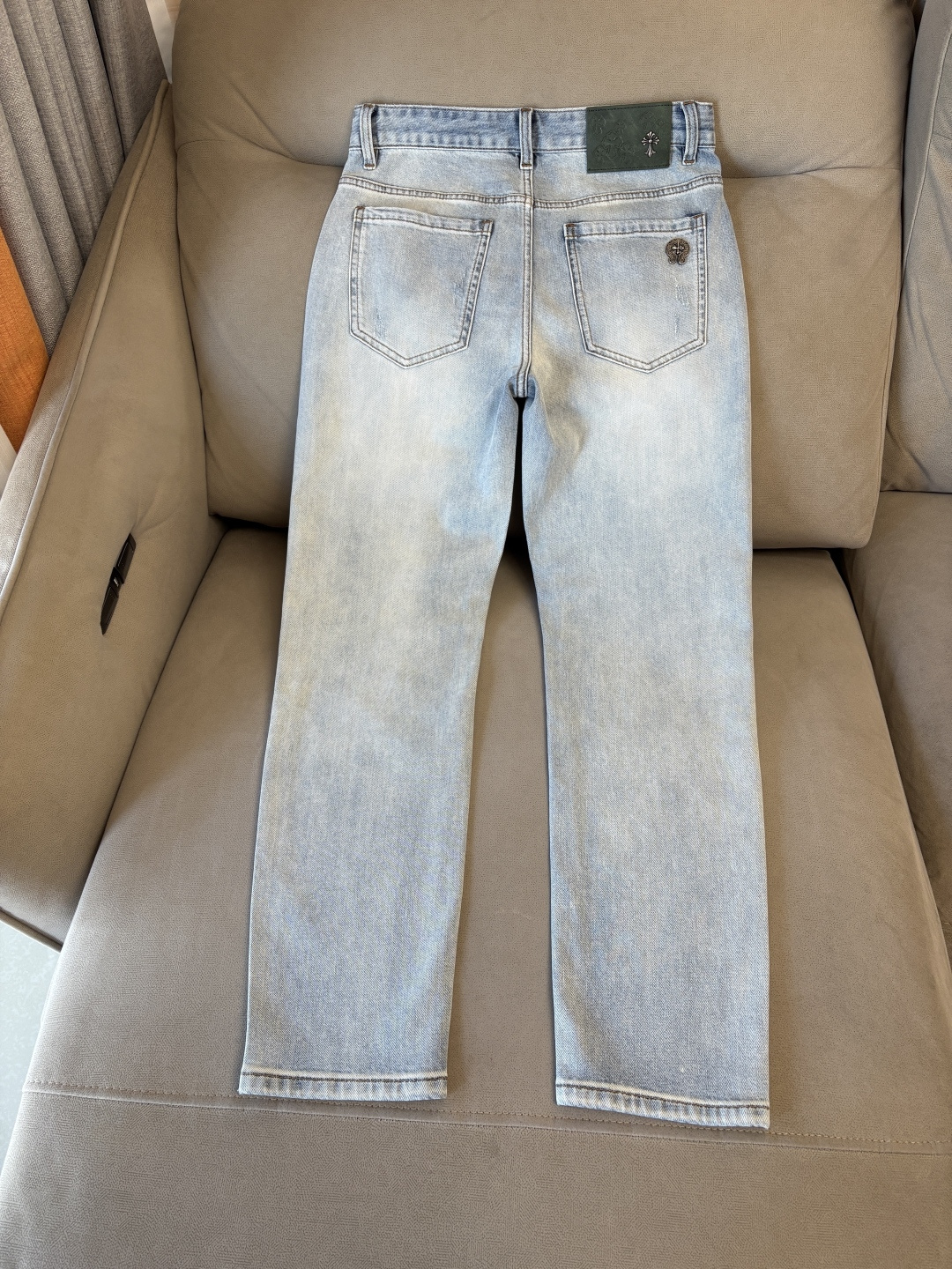 专柜🆕2026春夏设计推荐 热卖牛仔裤🆕柔软亲肤面料 奢华头层牛皮腰牌 经典蓝洗水 专柜限量款 奢华感订