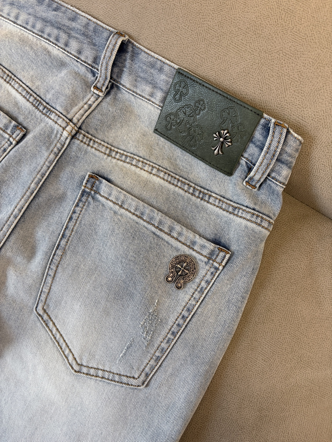 专柜🆕2026春夏设计推荐 热卖牛仔裤🆕柔软亲肤面料 奢华头层牛皮腰牌 经典蓝洗水 专柜限量款 奢华感订