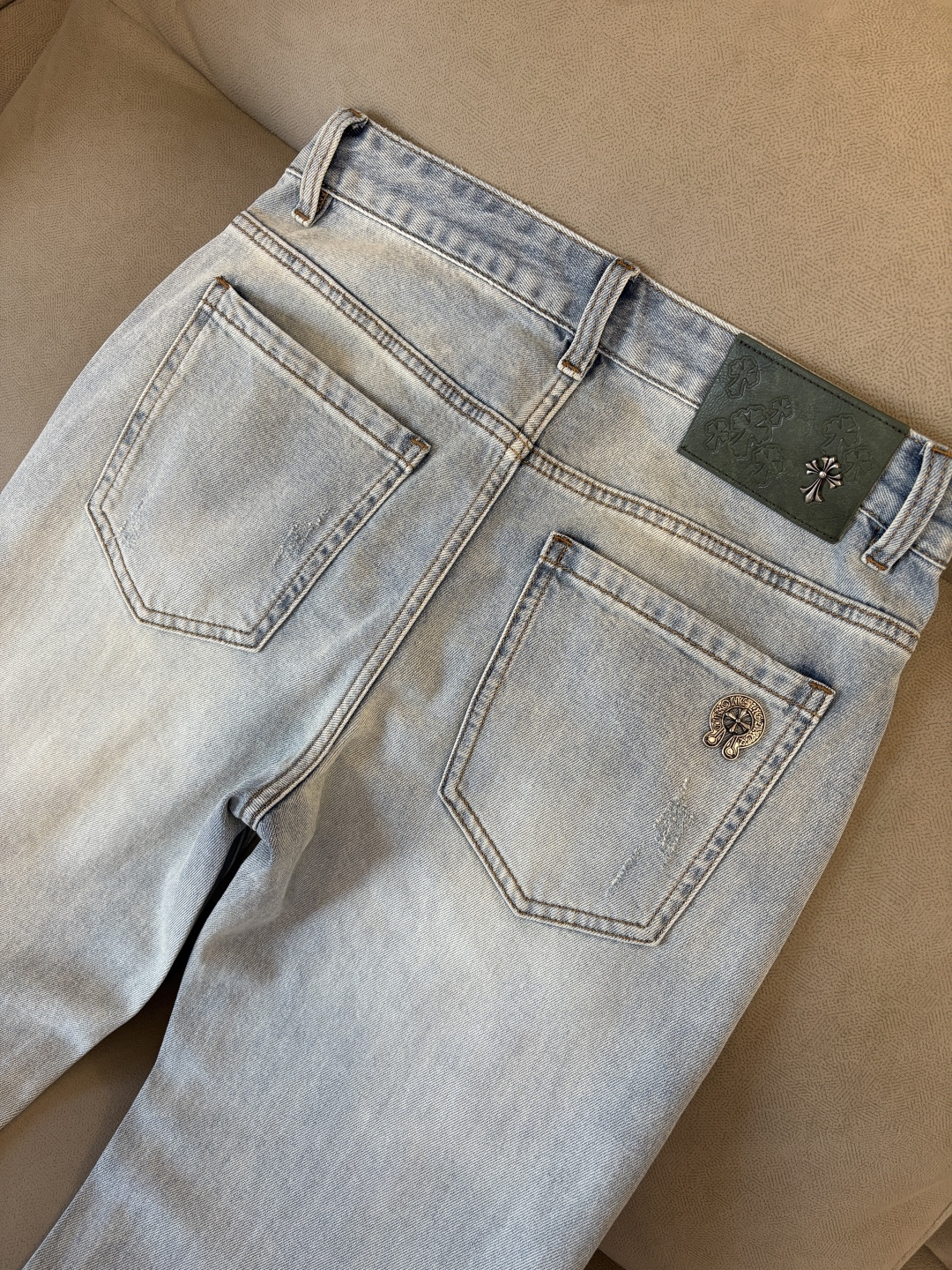 专柜🆕2026春夏设计推荐 热卖牛仔裤🆕柔软亲肤面料 奢华头层牛皮腰牌 经典蓝洗水 专柜限量款 奢华感订