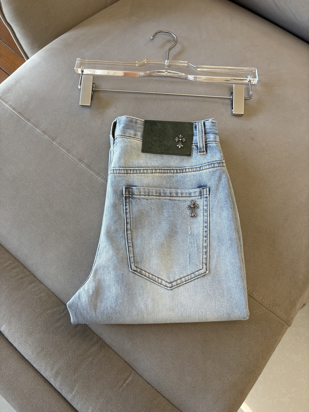 专柜🆕2026春夏设计推荐 热卖牛仔裤🆕柔软亲肤面料 奢华头层牛皮腰牌 经典蓝洗水 专柜限量款 奢华感订