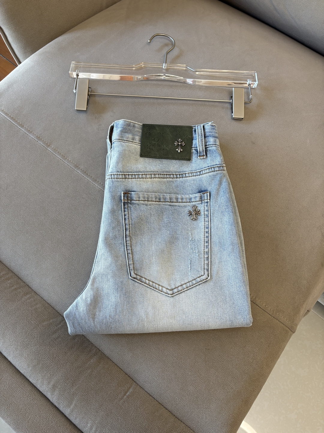 专柜🆕2026春夏设计推荐 热卖牛仔裤🆕柔软亲肤面料 奢华头层牛皮腰牌 经典蓝洗水 专柜限量款 奢华感订