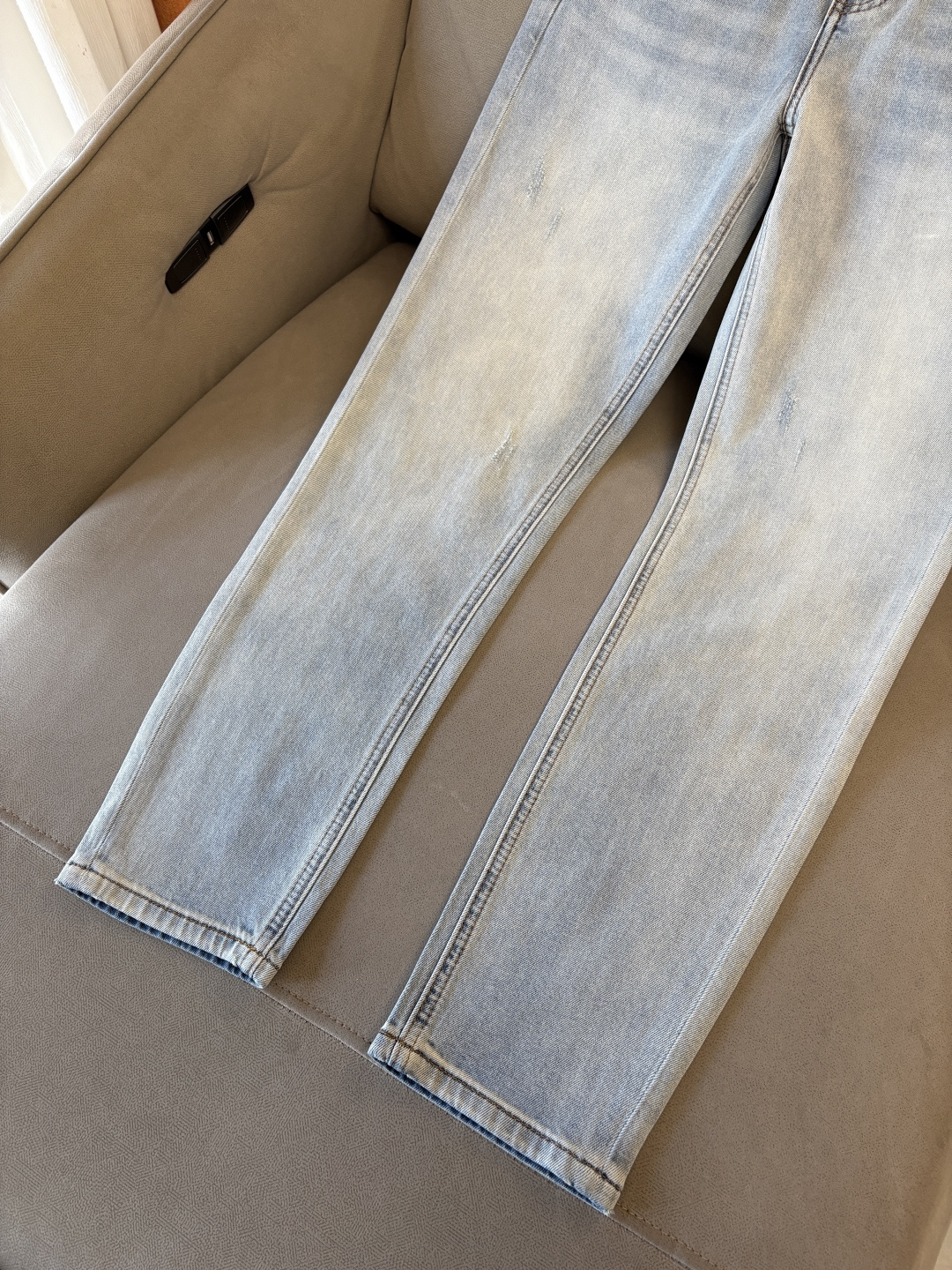 专柜🆕2026春夏设计推荐 热卖牛仔裤🆕柔软亲肤面料 奢华头层牛皮腰牌 经典蓝洗水 专柜限量款 奢华感订