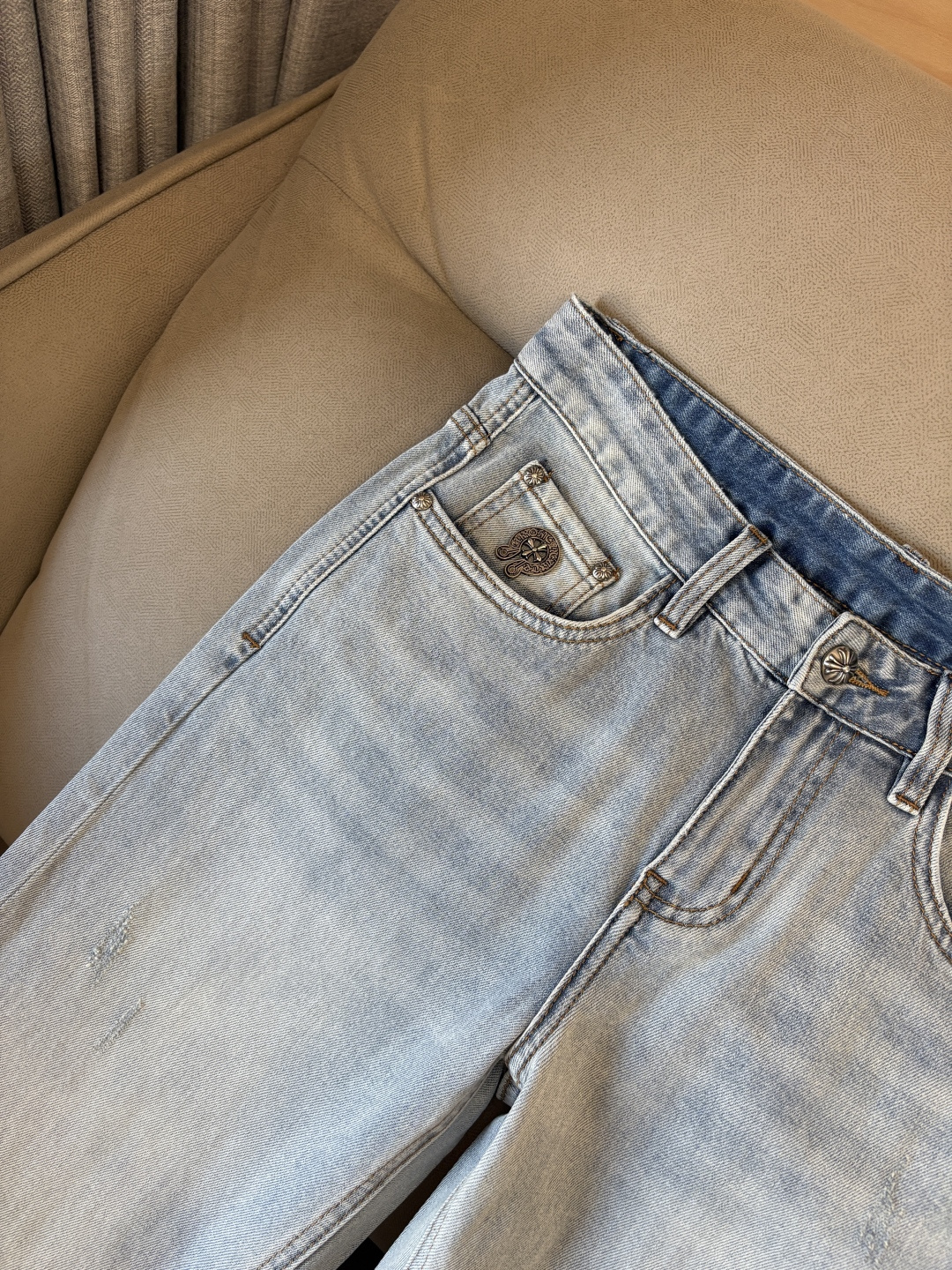 专柜🆕2026春夏设计推荐 热卖牛仔裤🆕柔软亲肤面料 奢华头层牛皮腰牌 经典蓝洗水 专柜限量款 奢华感订