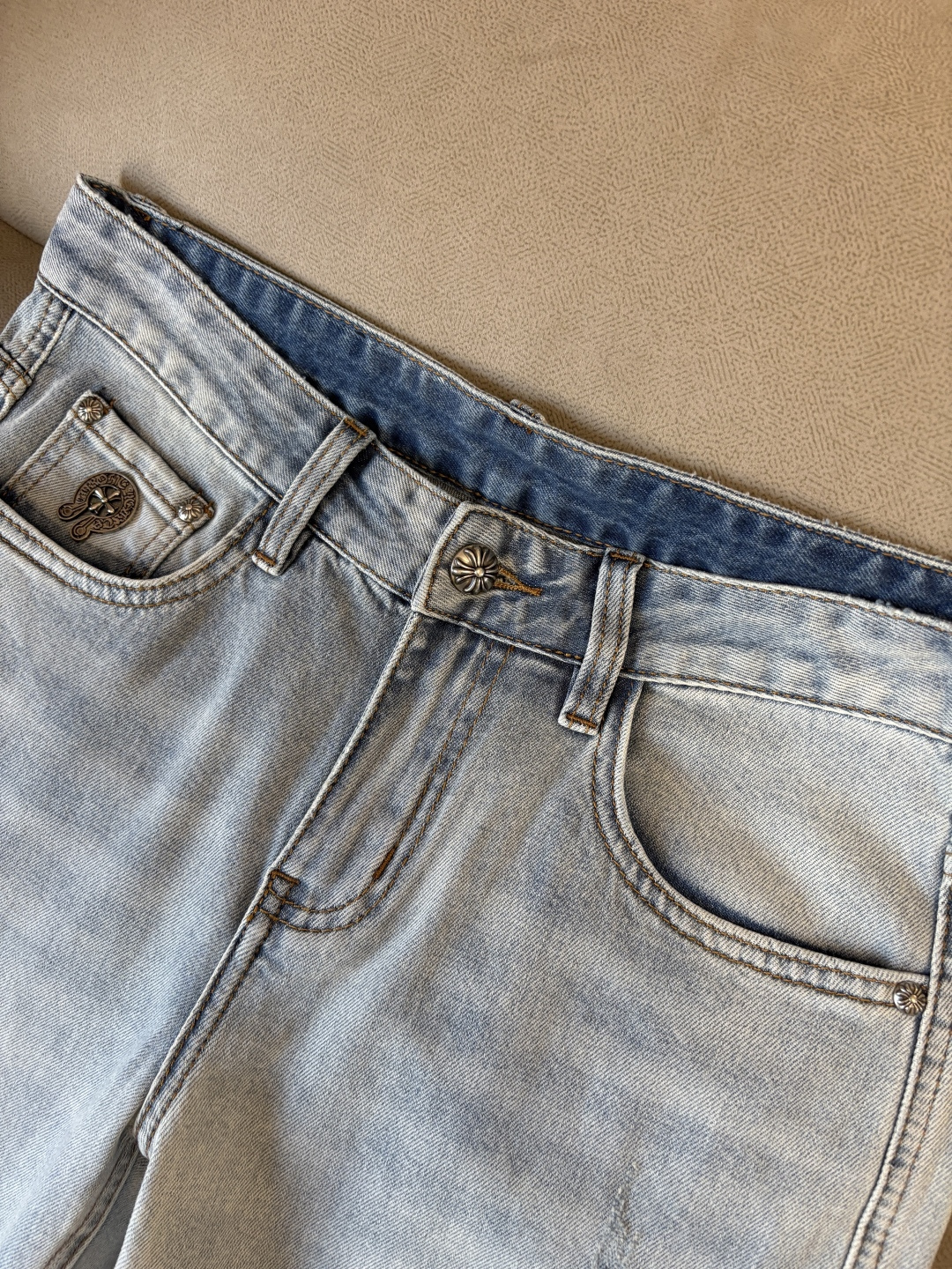 专柜🆕2026春夏设计推荐 热卖牛仔裤🆕柔软亲肤面料 奢华头层牛皮腰牌 经典蓝洗水 专柜限量款 奢华感订