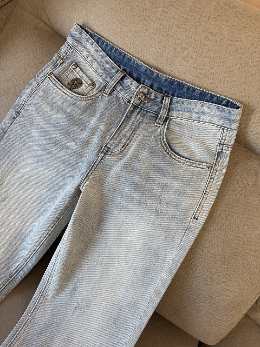 专柜🆕2026春夏设计推荐 热卖牛仔裤🆕柔软亲肤面料 奢华头层牛皮腰牌 经典蓝洗水 专柜限量款 奢华感订