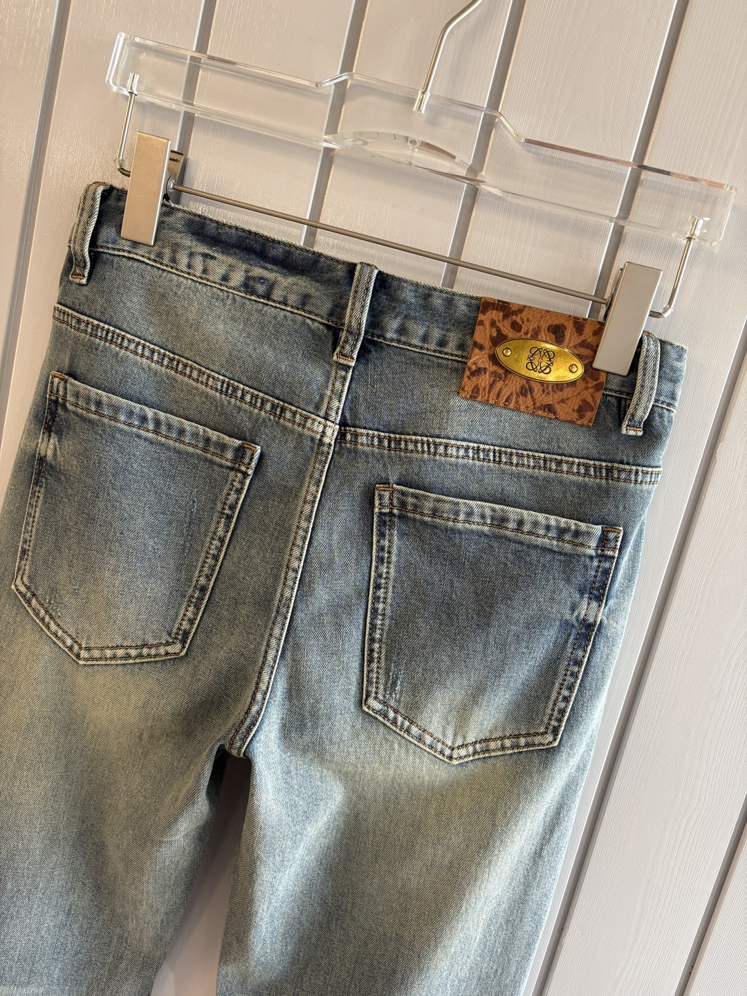 专柜🆕2026春夏设计推荐 热卖牛仔裤🆕柔软亲肤面料 奢华头层牛皮腰牌 经典蓝洗水 专柜限量款 奢华感订