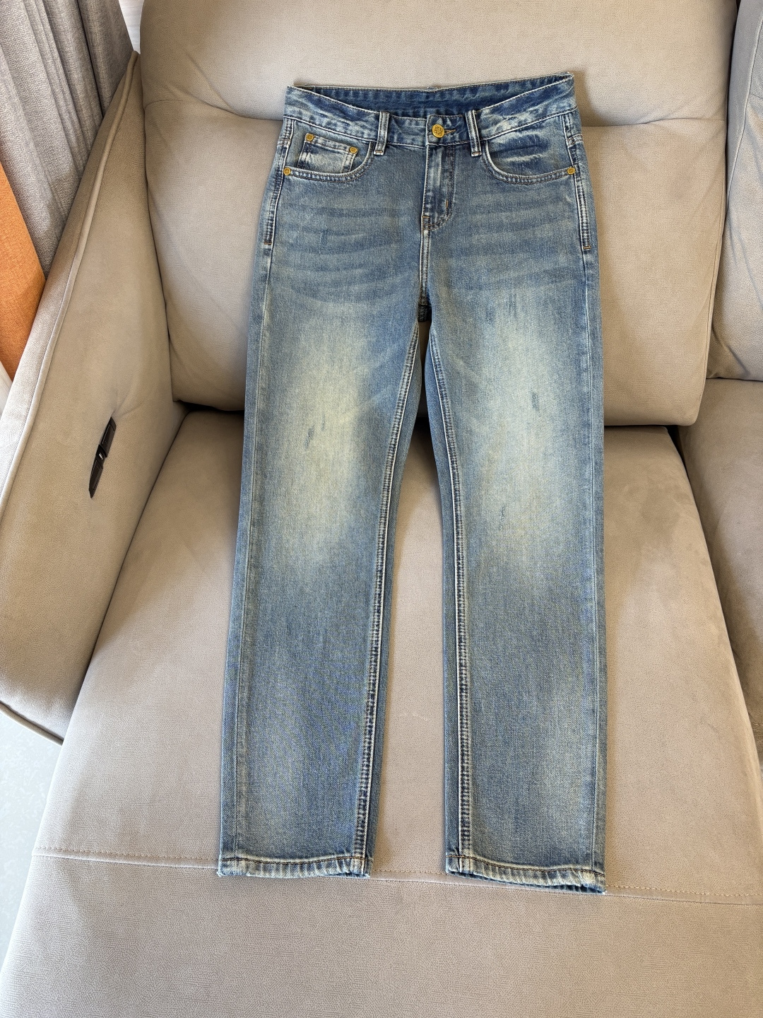 专柜🆕2026春夏设计推荐 热卖牛仔裤🆕柔软亲肤面料 奢华头层牛皮腰牌 经典蓝洗水 专柜限量款 奢华感订