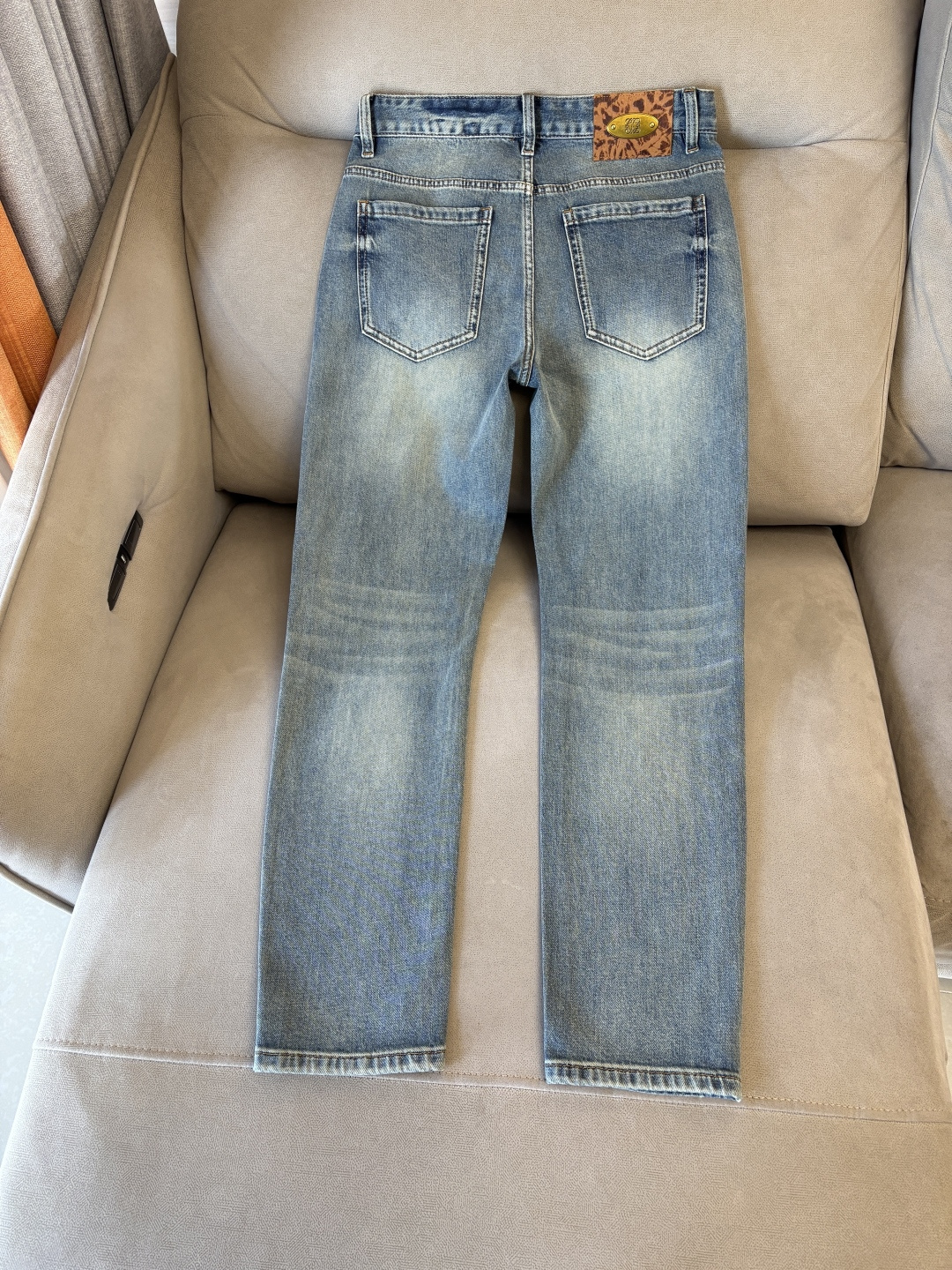 专柜🆕2026春夏设计推荐 热卖牛仔裤🆕柔软亲肤面料 奢华头层牛皮腰牌 经典蓝洗水 专柜限量款 奢华感订