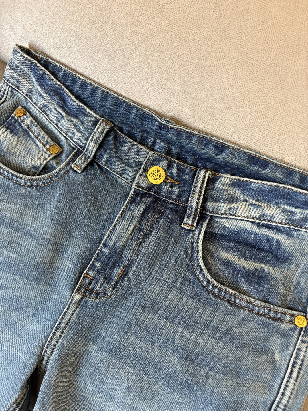 专柜🆕2026春夏设计推荐 热卖牛仔裤🆕柔软亲肤面料 奢华头层牛皮腰牌 经典蓝洗水 专柜限量款 奢华感订