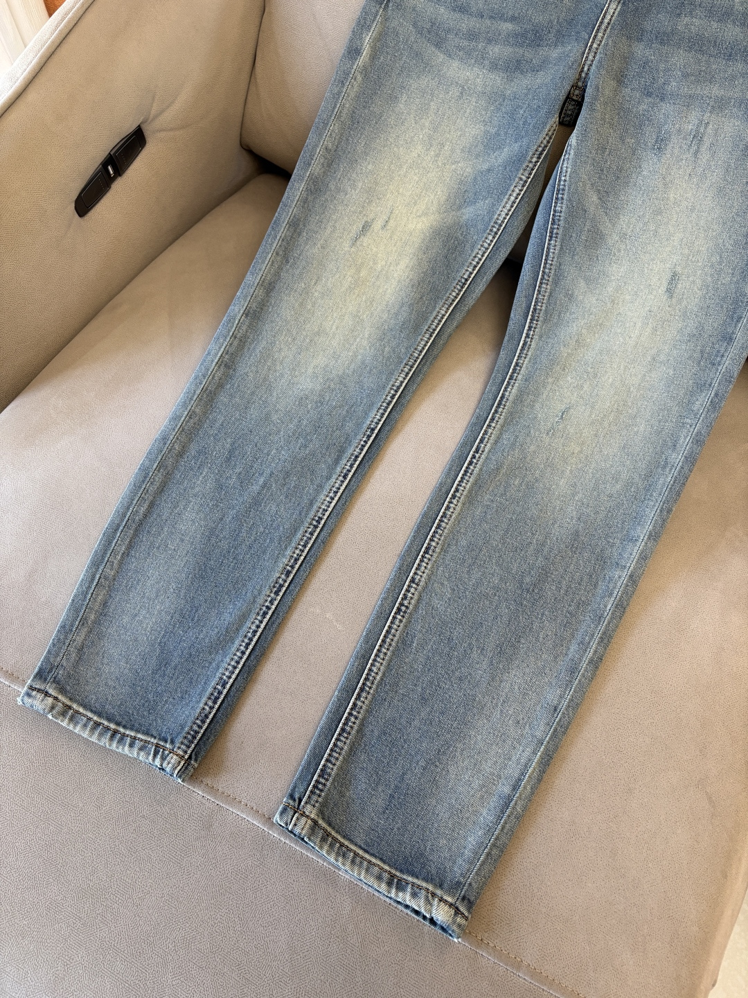 专柜🆕2026春夏设计推荐 热卖牛仔裤🆕柔软亲肤面料 奢华头层牛皮腰牌 经典蓝洗水 专柜限量款 奢华感订