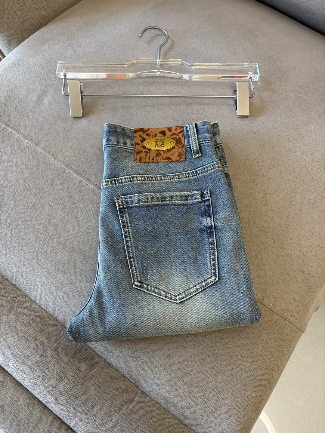 专柜🆕2026春夏设计推荐 热卖牛仔裤🆕柔软亲肤面料 奢华头层牛皮腰牌 经典蓝洗水 专柜限量款 奢华感订