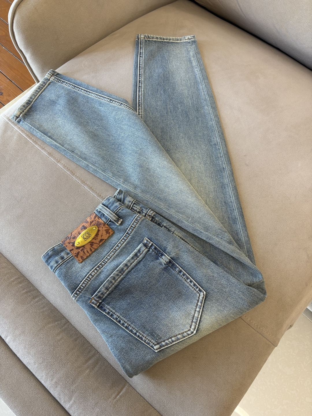 专柜🆕2026春夏设计推荐 热卖牛仔裤🆕柔软亲肤面料 奢华头层牛皮腰牌 经典蓝洗水 专柜限量款 奢华感订